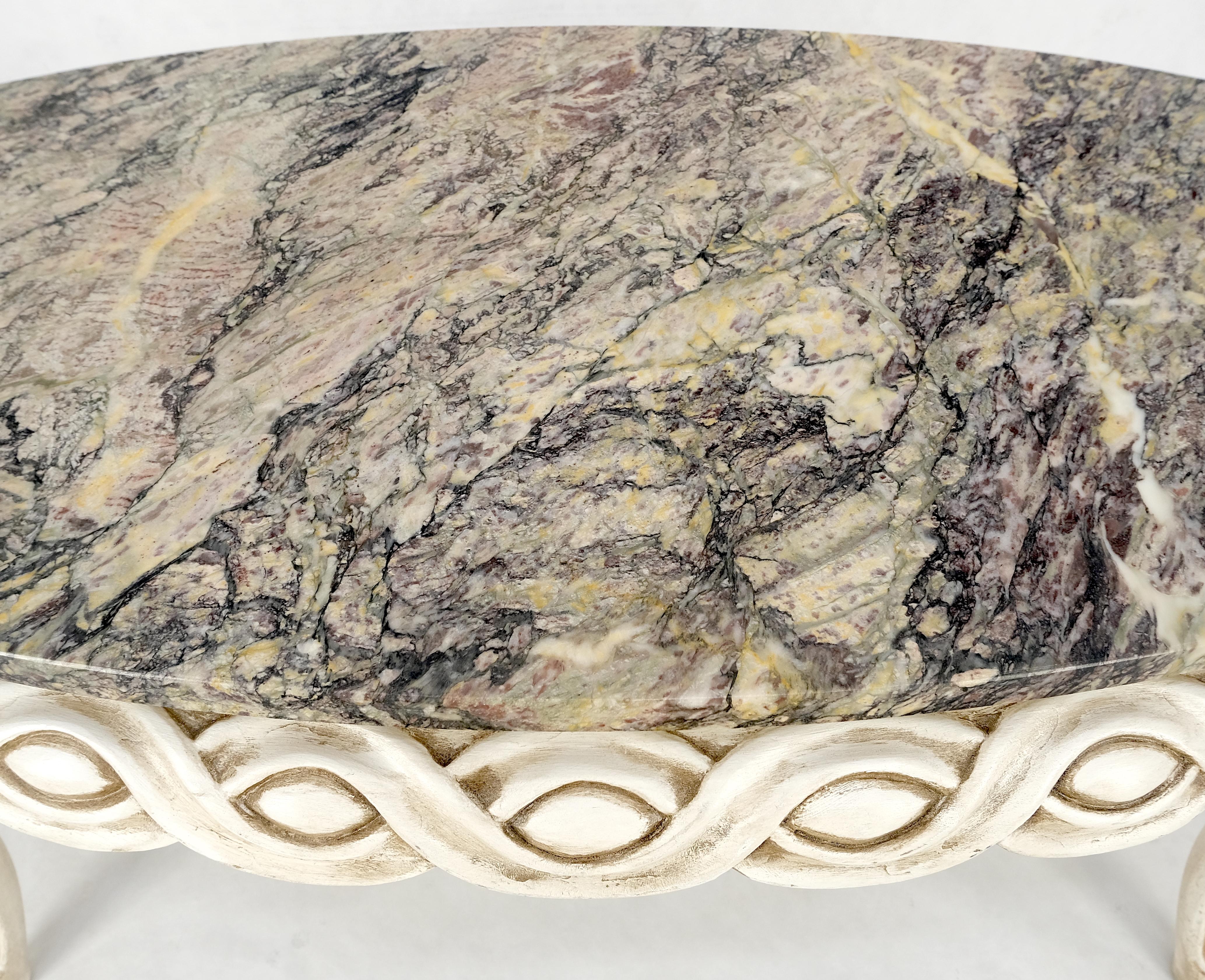 20ième siècle Table basse provinciale française ovale à lunette tressée et plateau en marbre blanc finition pickle en vente