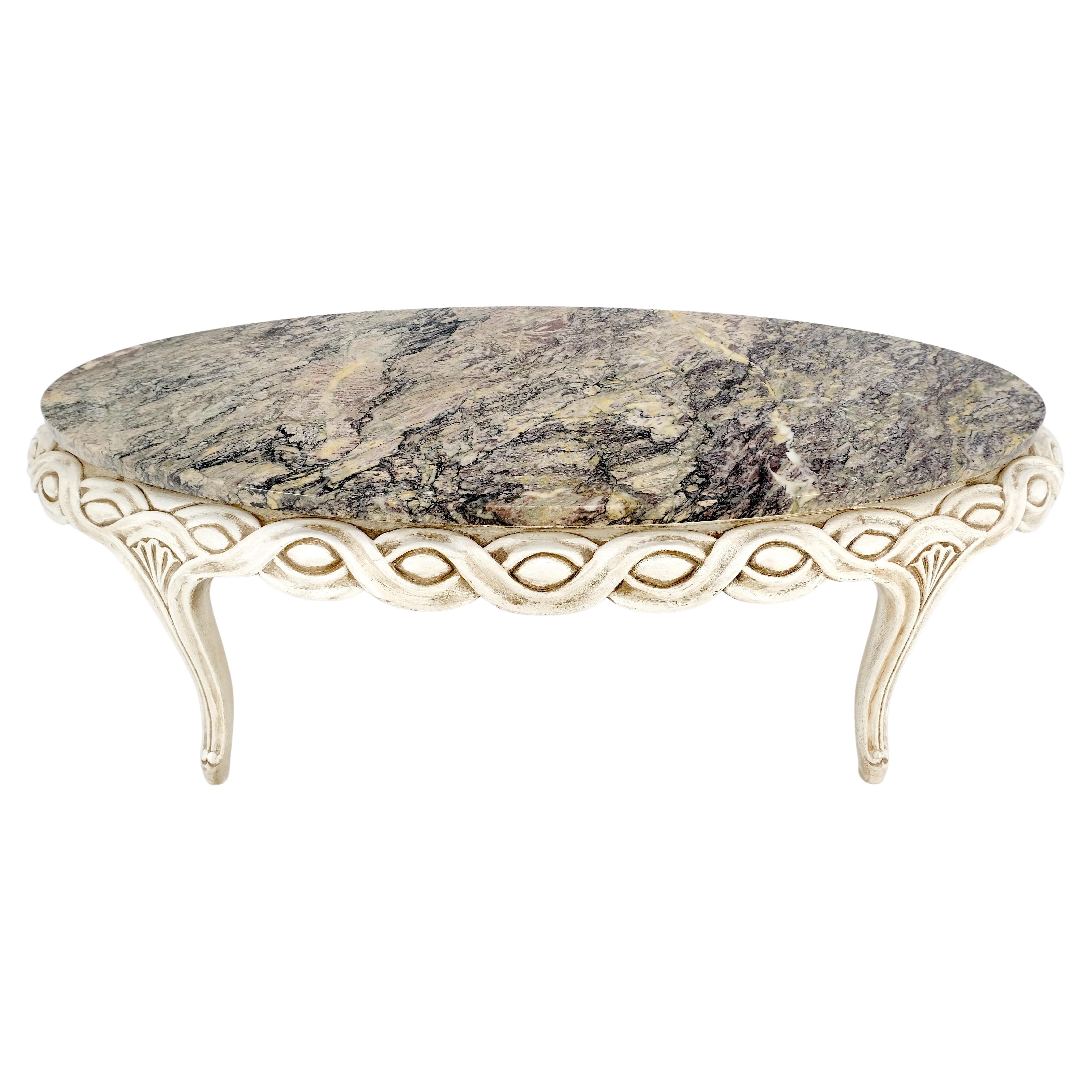 Table basse provinciale française ovale à lunette tressée et plateau en marbre blanc finition pickle en vente