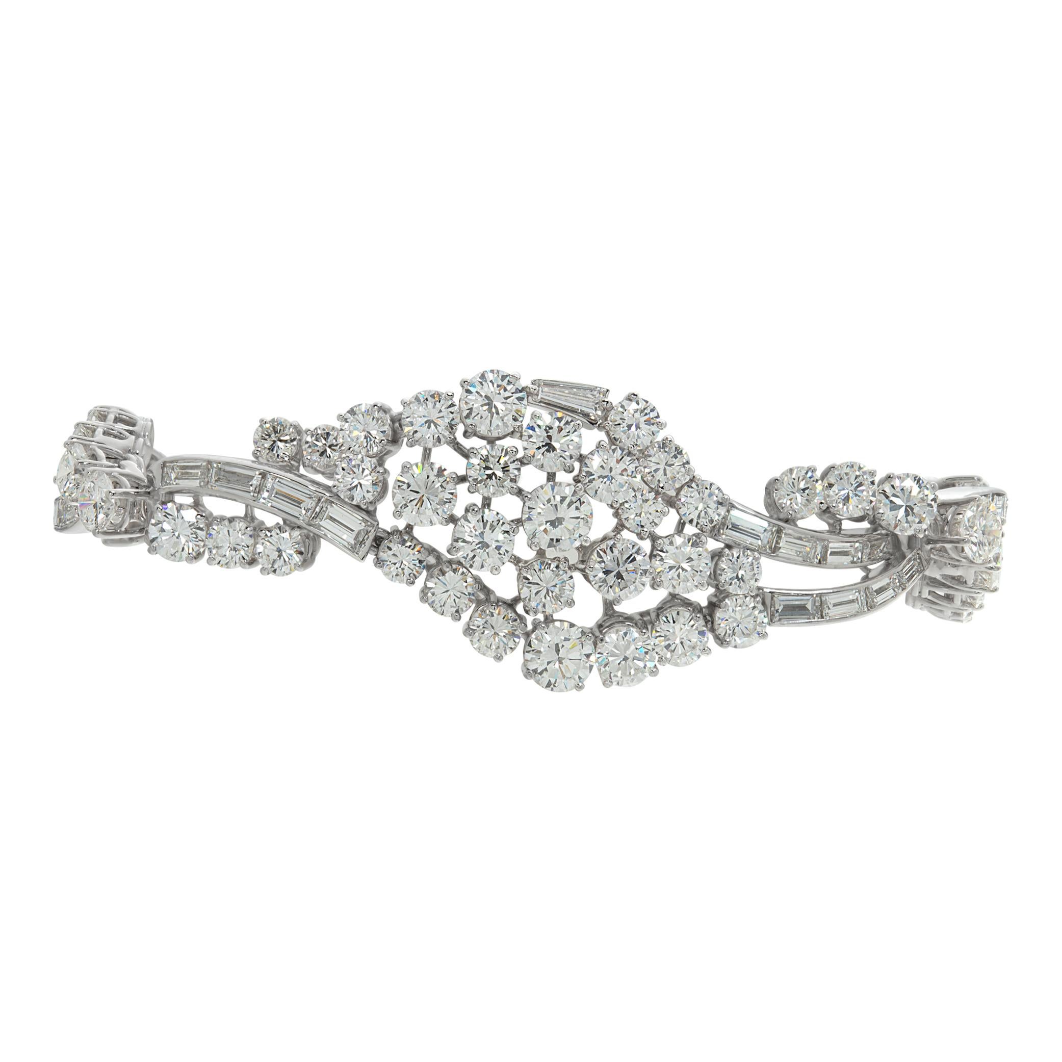 Bracelet en or blanc 18k à motif tressé de diamants ronds et baguettes avec environ 12 carats de diamants (couleur F-G, pureté VVS-VS). Fabriqué en Europe. Longueur de 7,5 pouces