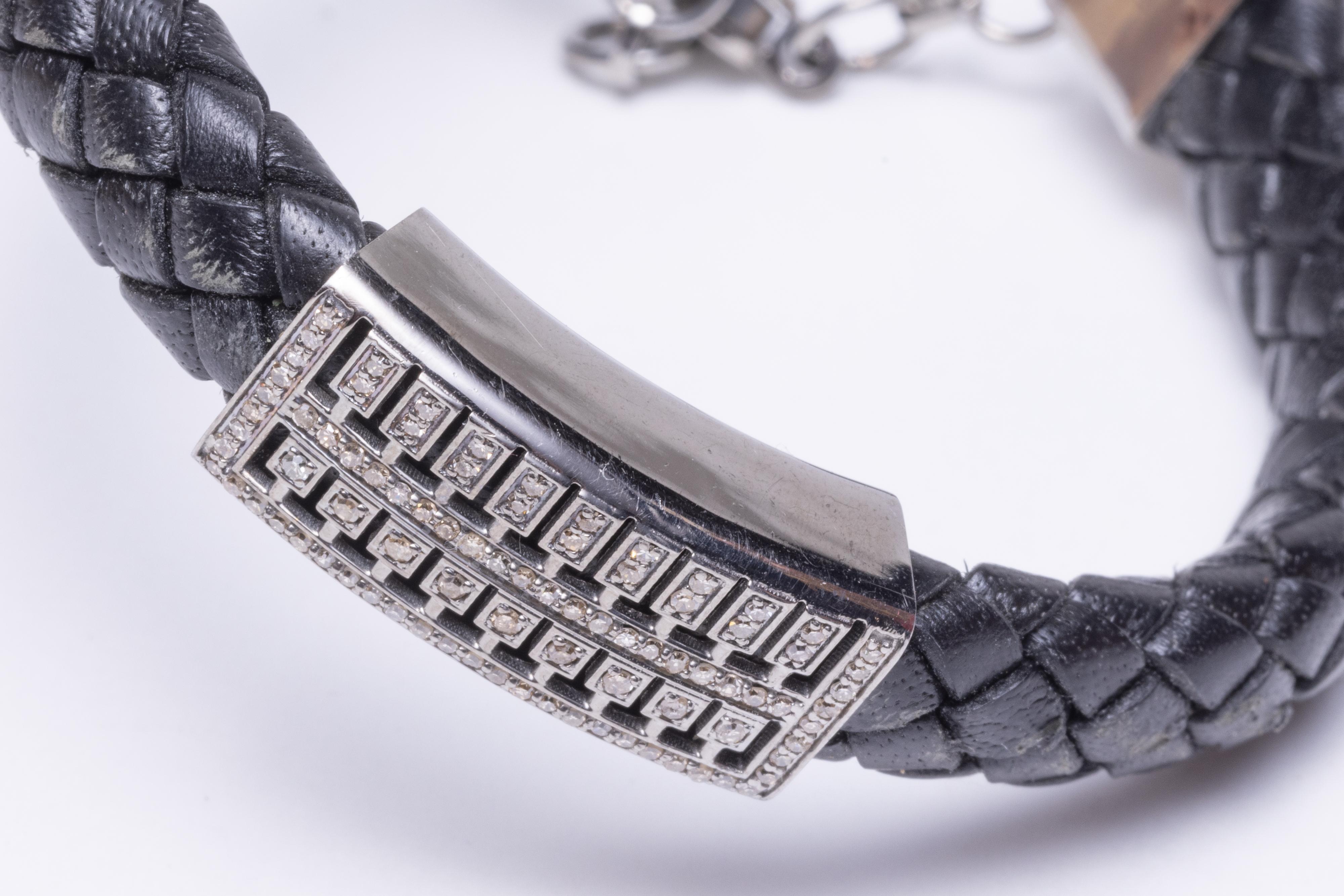 Bracciale in pelle nera intrecciata con diamanti rotondi taglio brillante su un pezzo centrale e terminali in argento sterling.  Catena con chiusura regolabile da 7,5