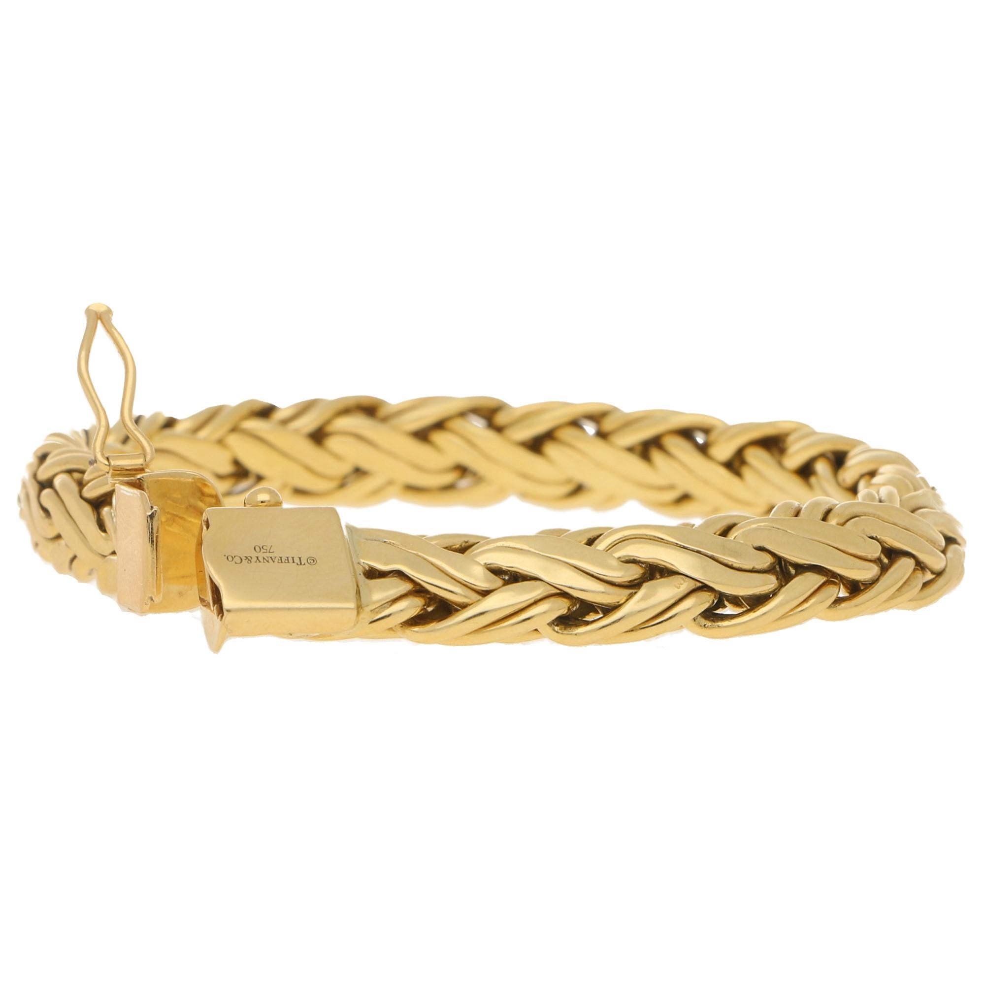 A beautiful pre-owned Tiffany & Co. braided link bracelet in 18-karat yellow gold. 
Dimensions: 19.5x1.0cm. 
Gross weight: 34.6g.