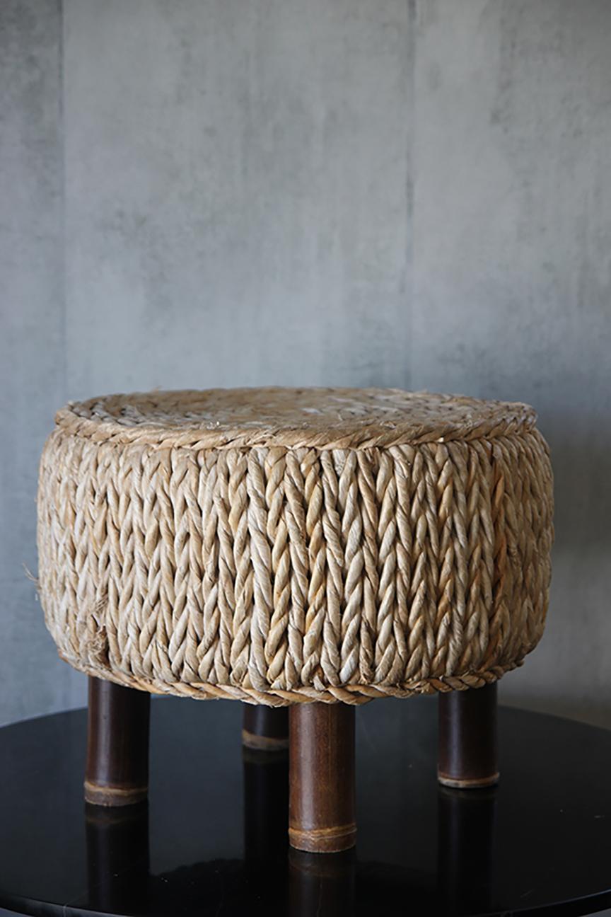 Pouf tressé dans le goût d'Audoux et Minet. Très bon état général. Soutenu par des pieds en bambou donnera beaucoup d'élégance à votre salon près d'une table basse. Naturellement, il est parfait pour ajouter de la chaleur et une texture naturelle à
