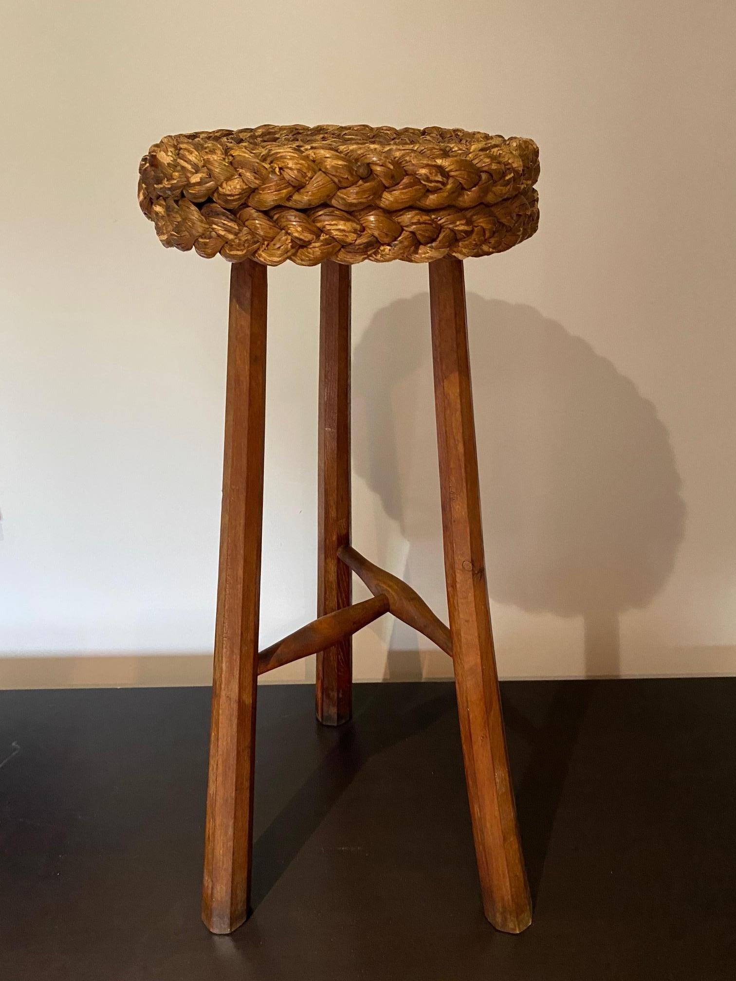 Bar stools in the style of Adrien Audoux and Frida Minet in tinted beech and woven raffia. This natural style is typical of French design in the style of Audoux-Minet established in Marseille.
Beautiful patina
Height: 80cm
Foot width: 40 cm
Seat