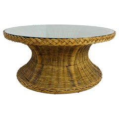 Table basse en rotin tressé par Wicker Works