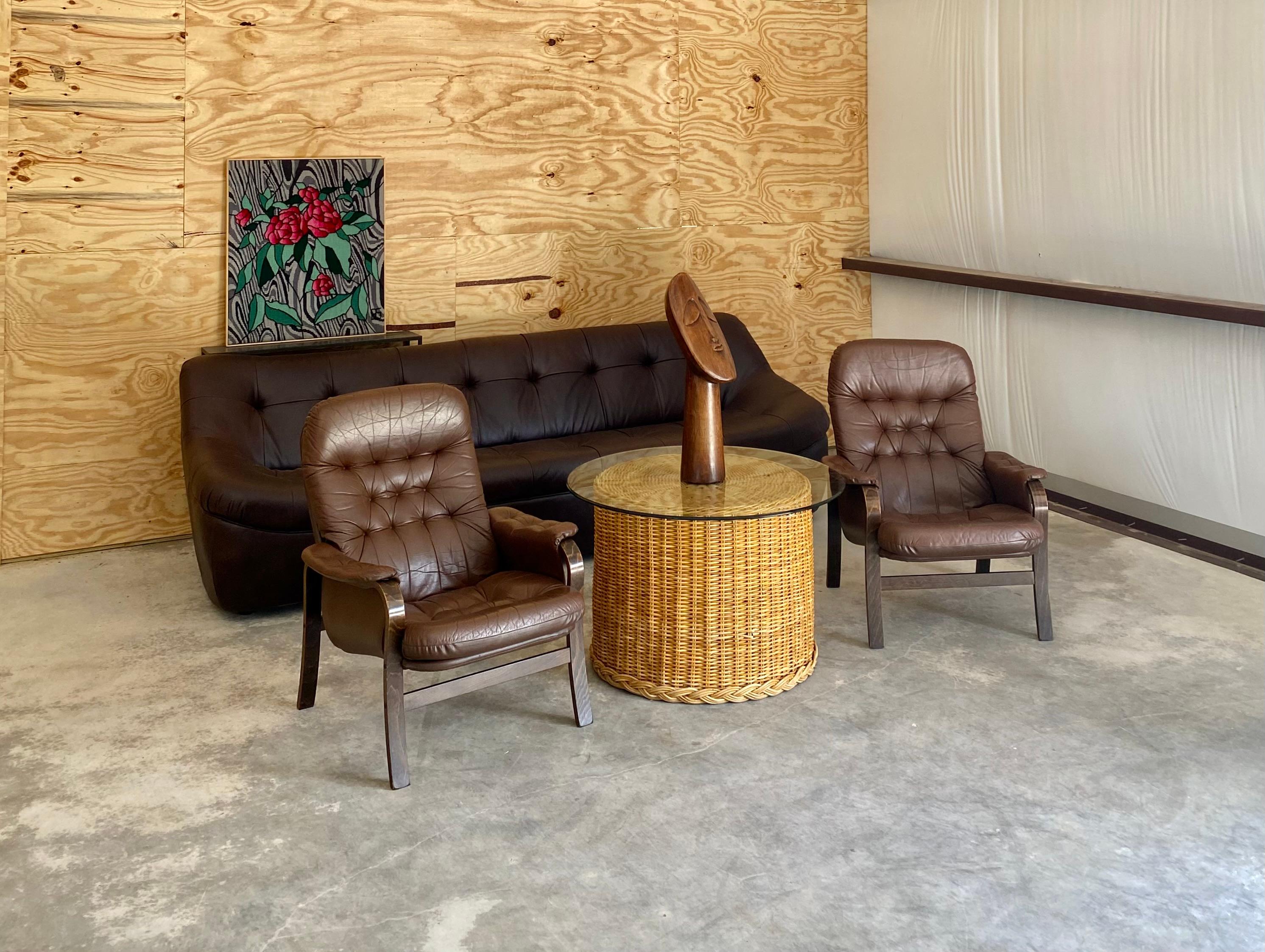 Mesa auxiliar grande cilíndrica de ratán trenzado costero o Petite Cocktail Tables Moderno de mediados de siglo en venta