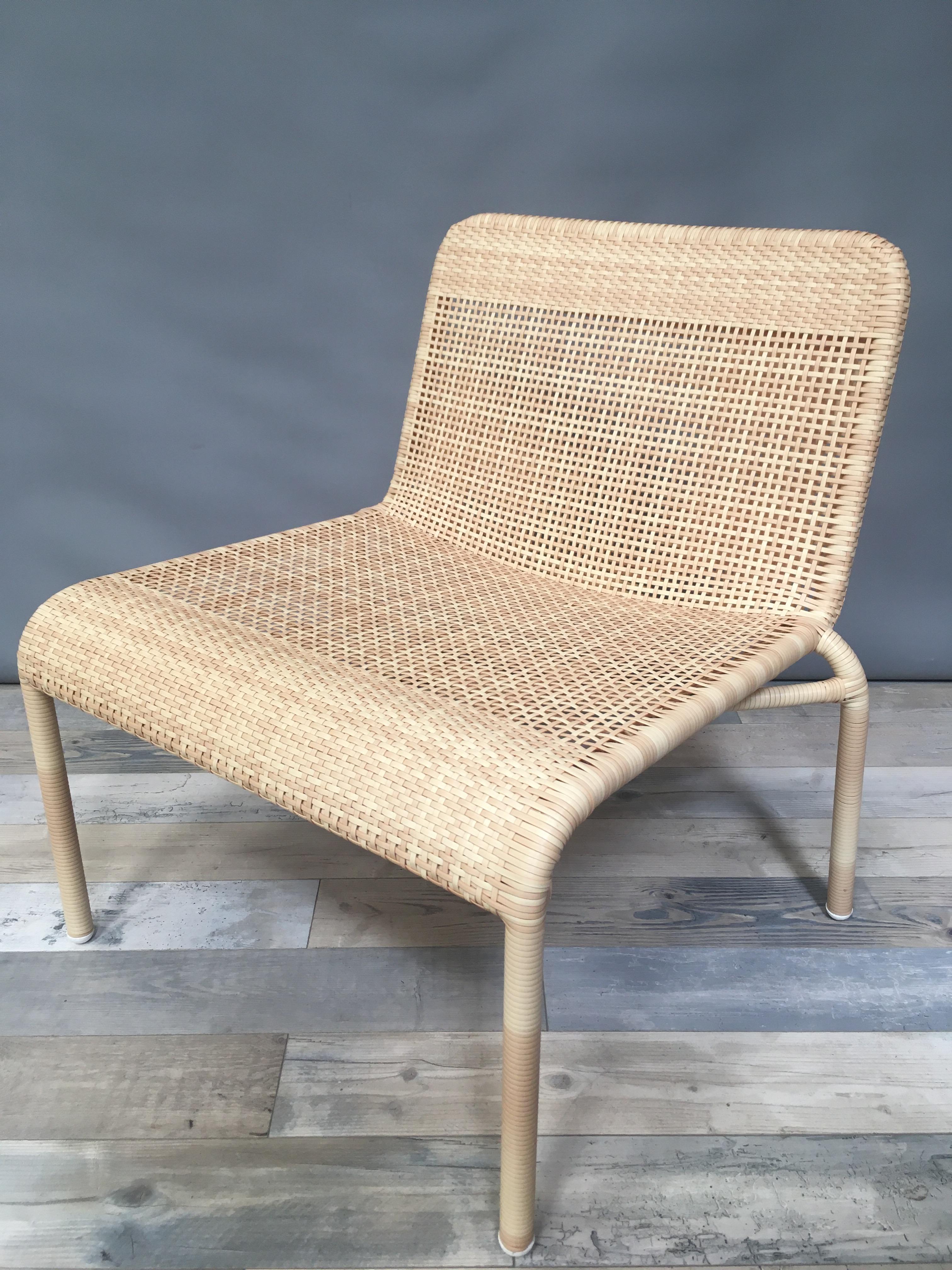 Braided resin rattan effect lounge chair indoor or outdoor use. It will be perfect on your terrace, in your veranda, your winter garden, even around the swimming pool! French design and Retro style, practical (stackable!) Never used.
