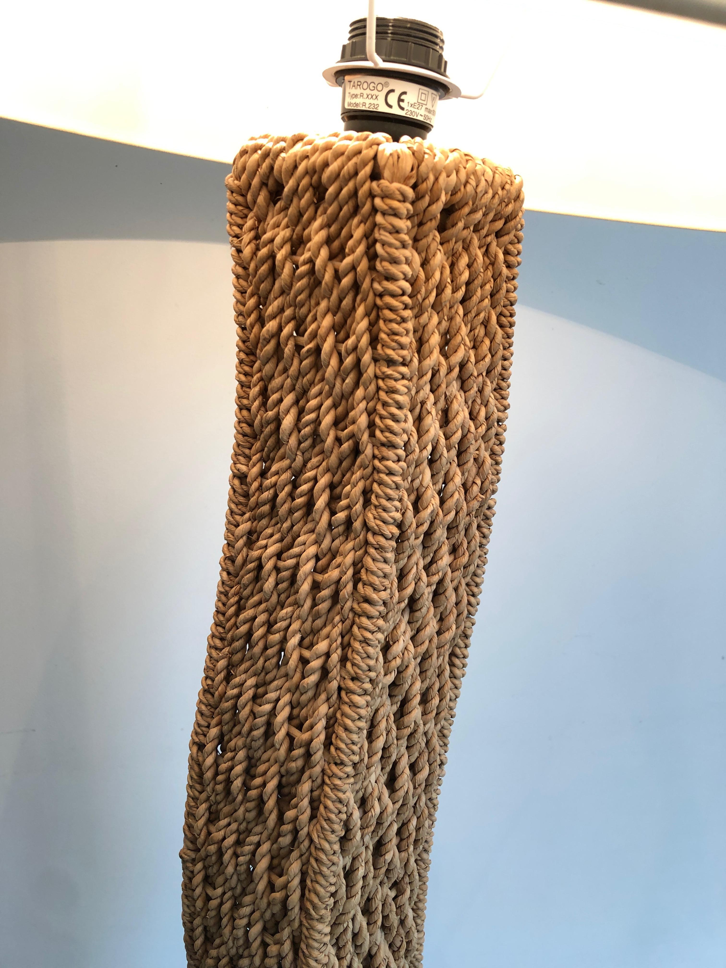 Braided Rope Floor Lamp on a Square Metal Base. Japonses Work, circa 1980 In Good Condition For Sale In Marcq-en-Barœul, Hauts-de-France