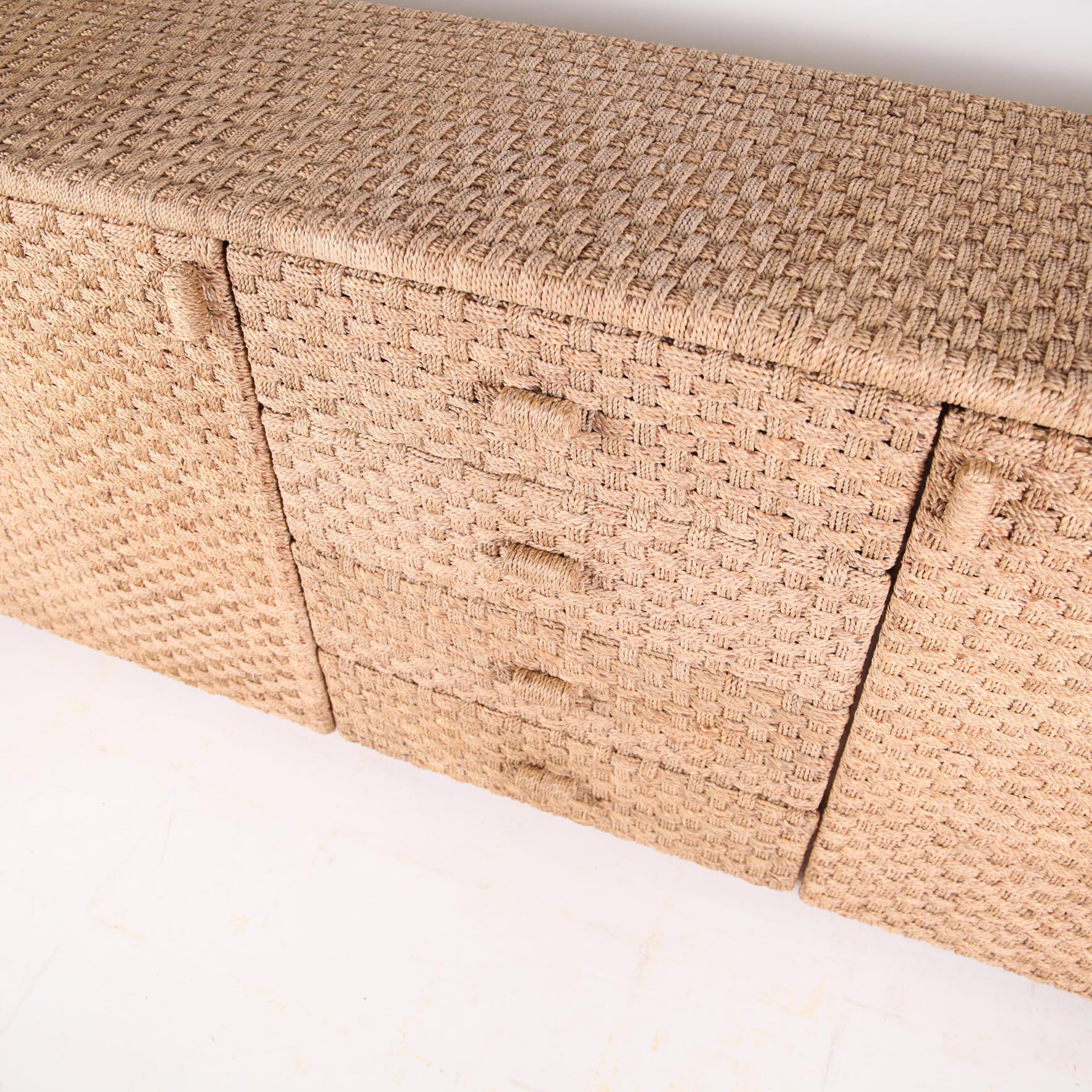 Braided seagrass sideboard In Excellent Condition For Sale In Isle Sur Sorgue, FR