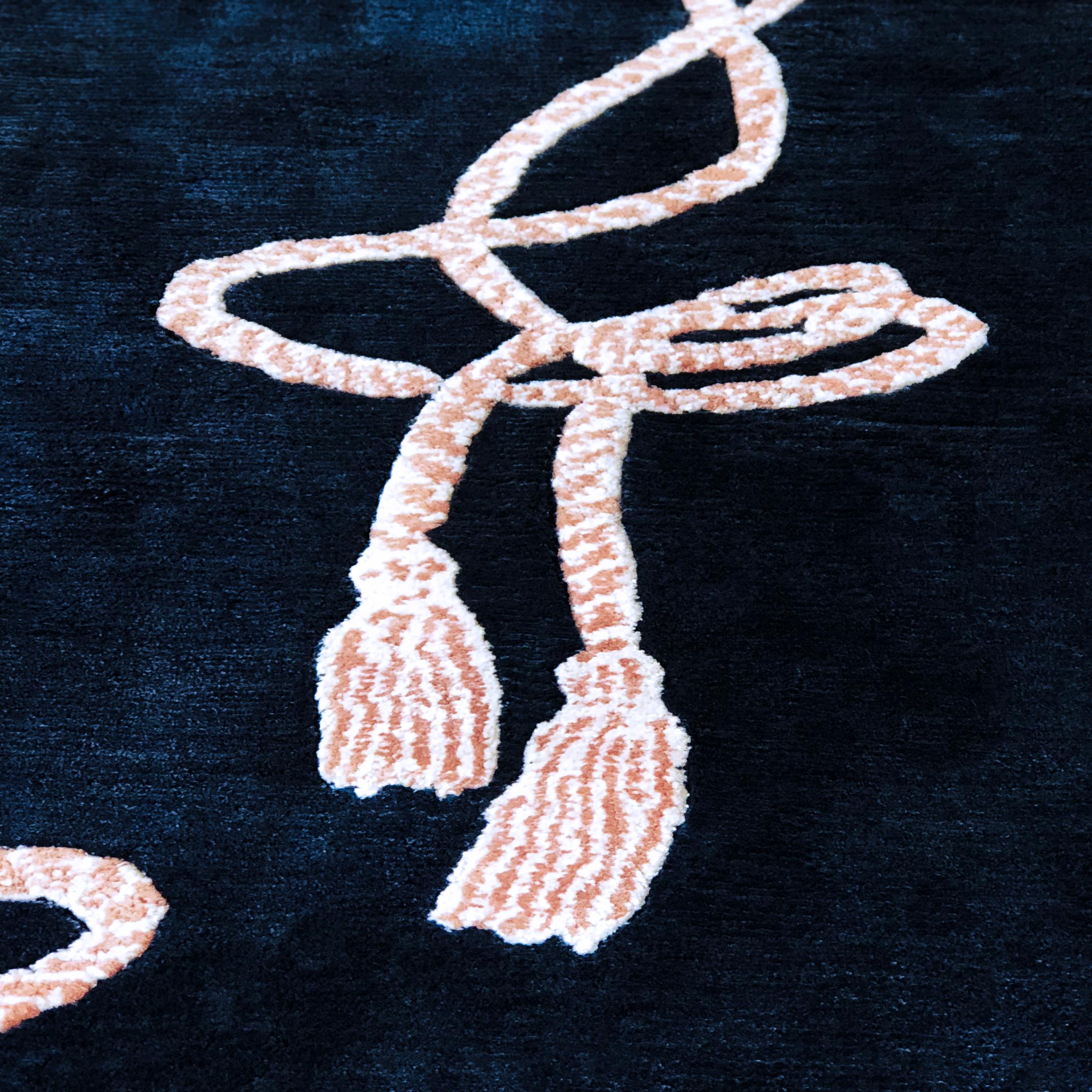Teppich mit Bändern von Ekaterina Elizarova, handgeknüpft, 100 % neuseeländische Wolle 250x312cm (Indisch) im Angebot
