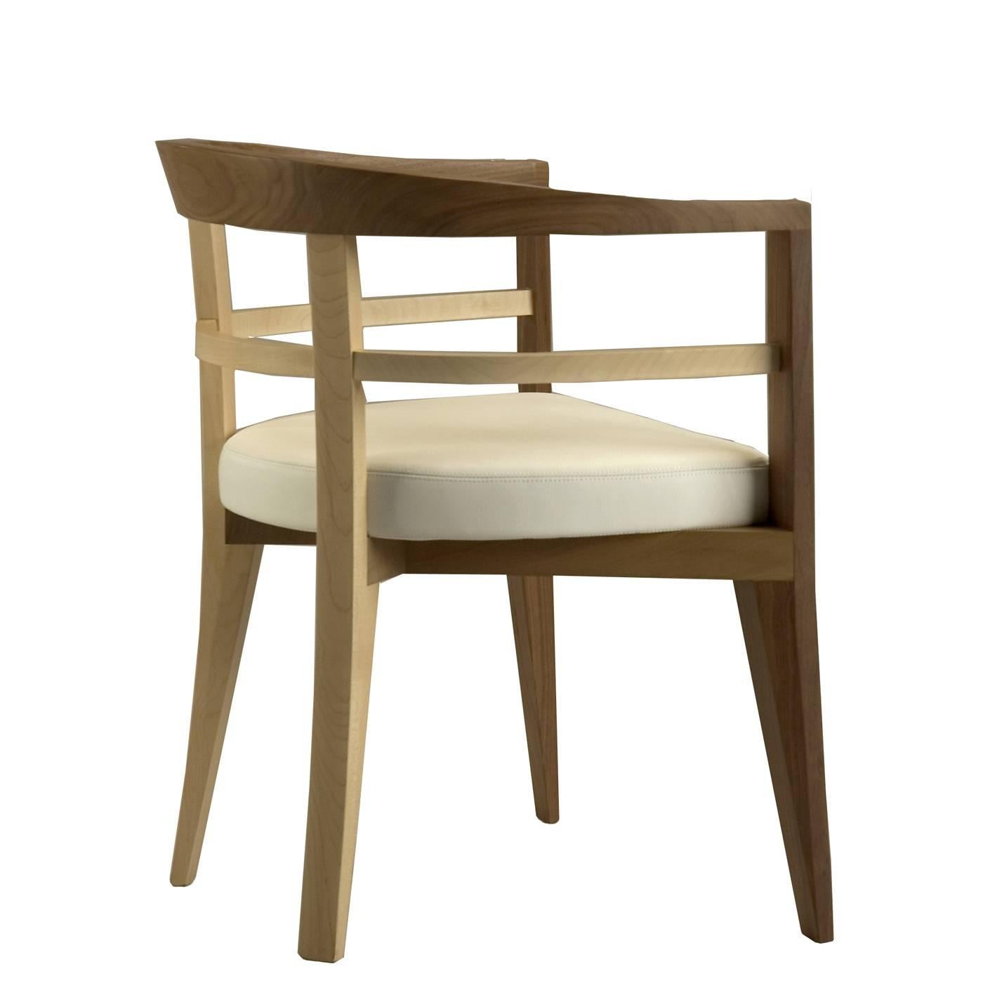 Ce fauteuil exquis a été conçu par Franco Poli avec un dossier courbé pour un confort maximal et réalisé avec la combinaison de deux bois précieux : l'érable et le noyer. Les pieds arrière légèrement courbés, le double anneau autour de l'accoudoir