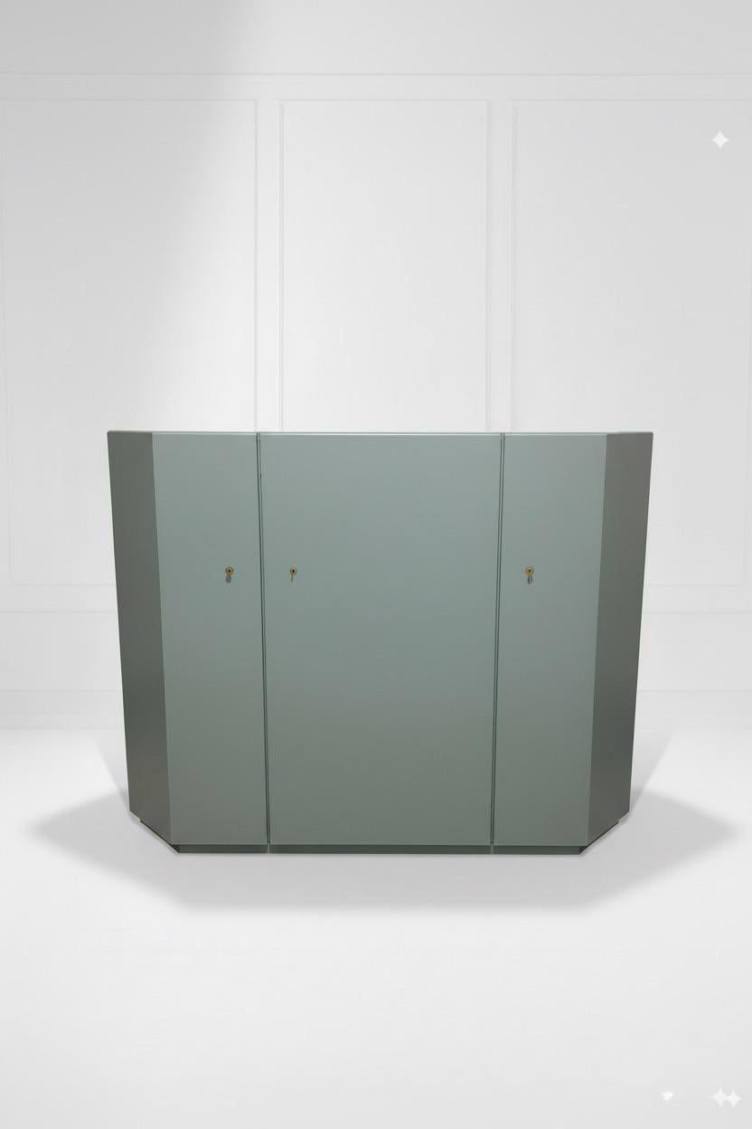 The Bramante sideboard is an iconic sideboard designed in 1974 by Japanese architect and designer Kazuhide Takahama for the Italian company Simon Gavina.
It is an emblematic piece from the Ultrarazionale collection, blending modern elements with