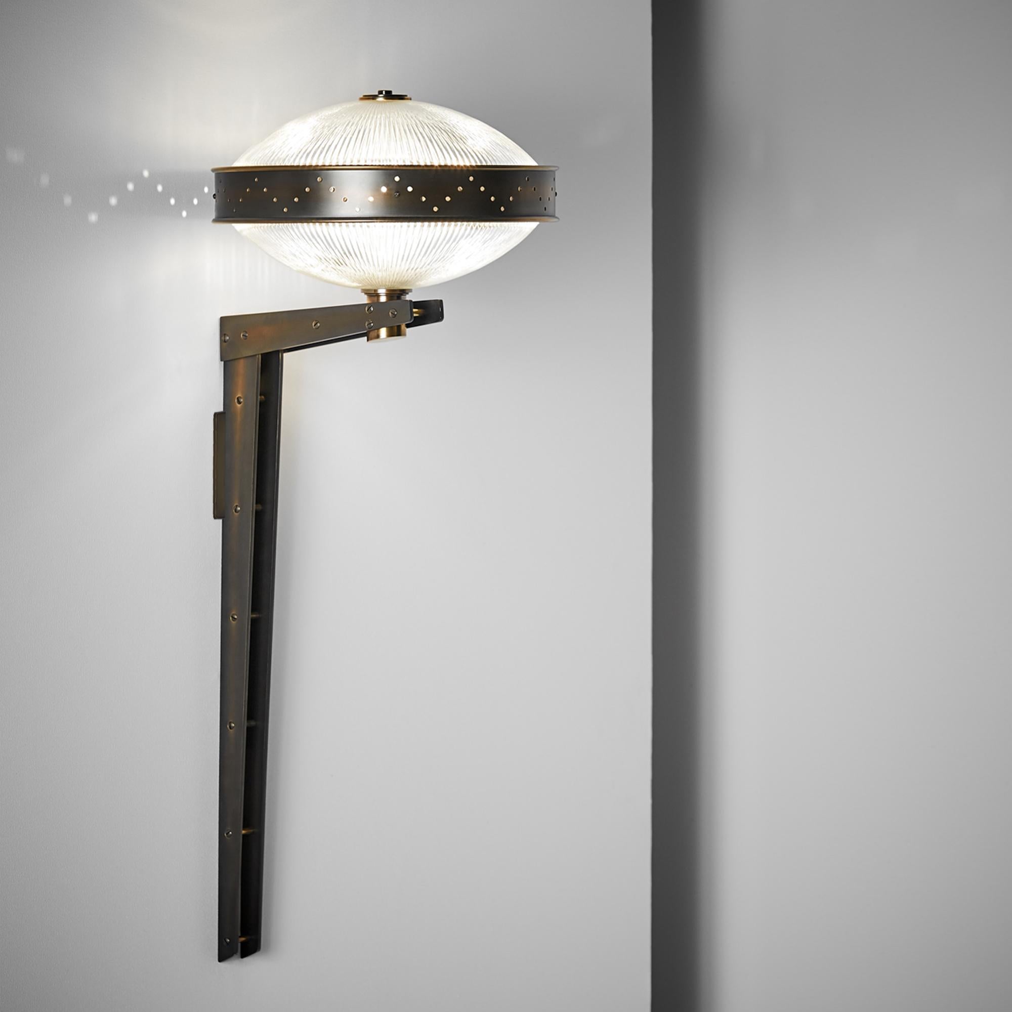 And Objects, studio di design di prodotti fondato da Martin Brudnizki e Nick Jeanes con sede a Londra.

Realizzata in ottone massiccio e dotata di vetro olofane, l'alta struttura industriale dell'applique Bramdean aiuta a sostenere il braccio a leva