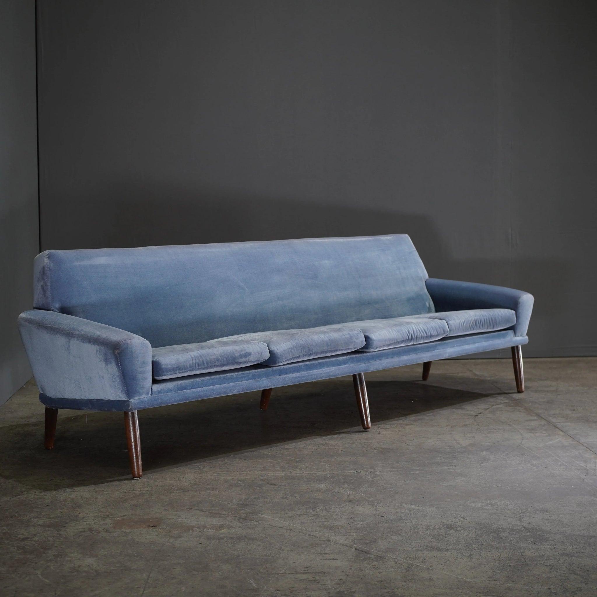 Mid-Century moderno Divano a quattro posti Bramin Møbler in velluto blu di N.A. Jørgensens in vendita