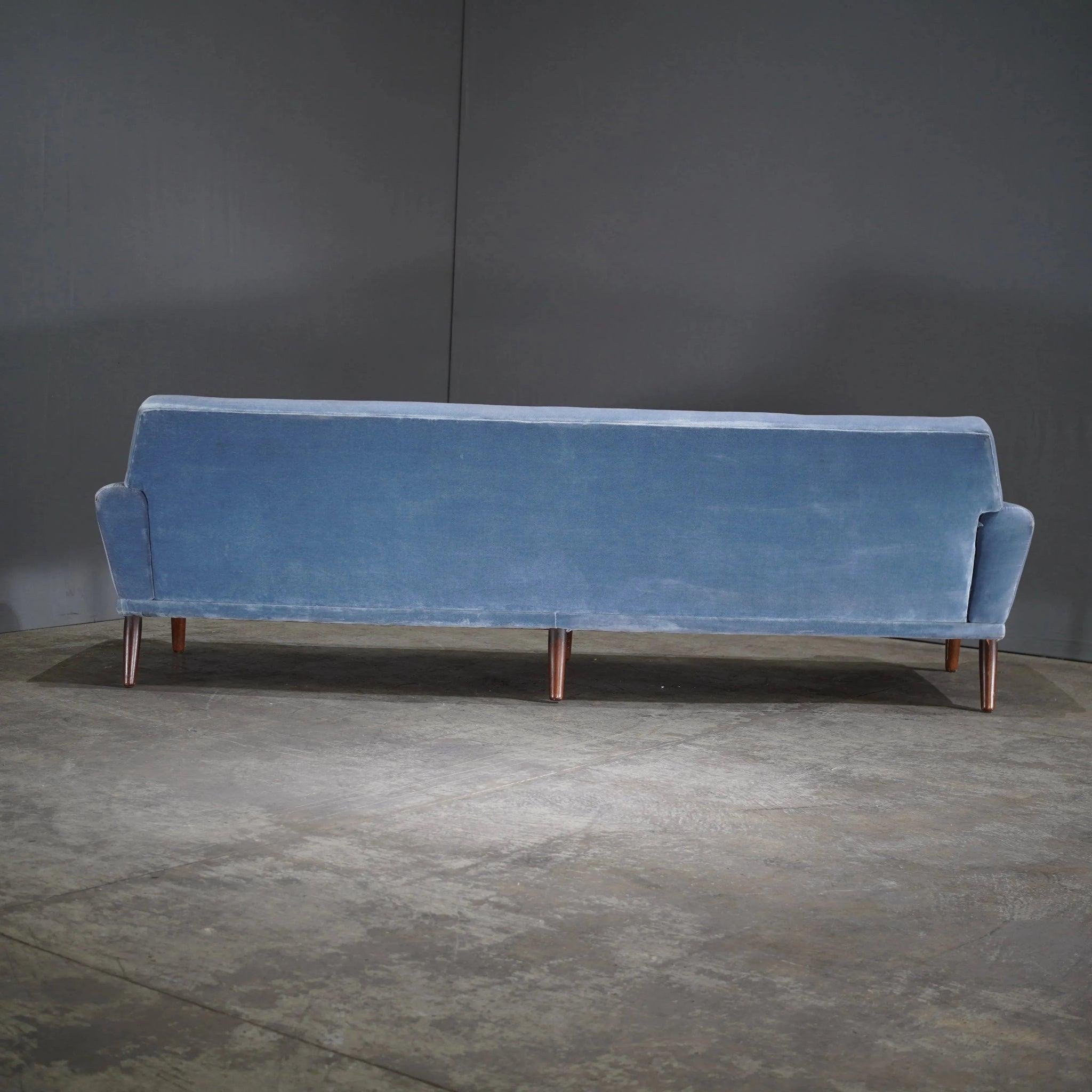 XX secolo Divano a quattro posti Bramin Møbler in velluto blu di N.A. Jørgensens in vendita