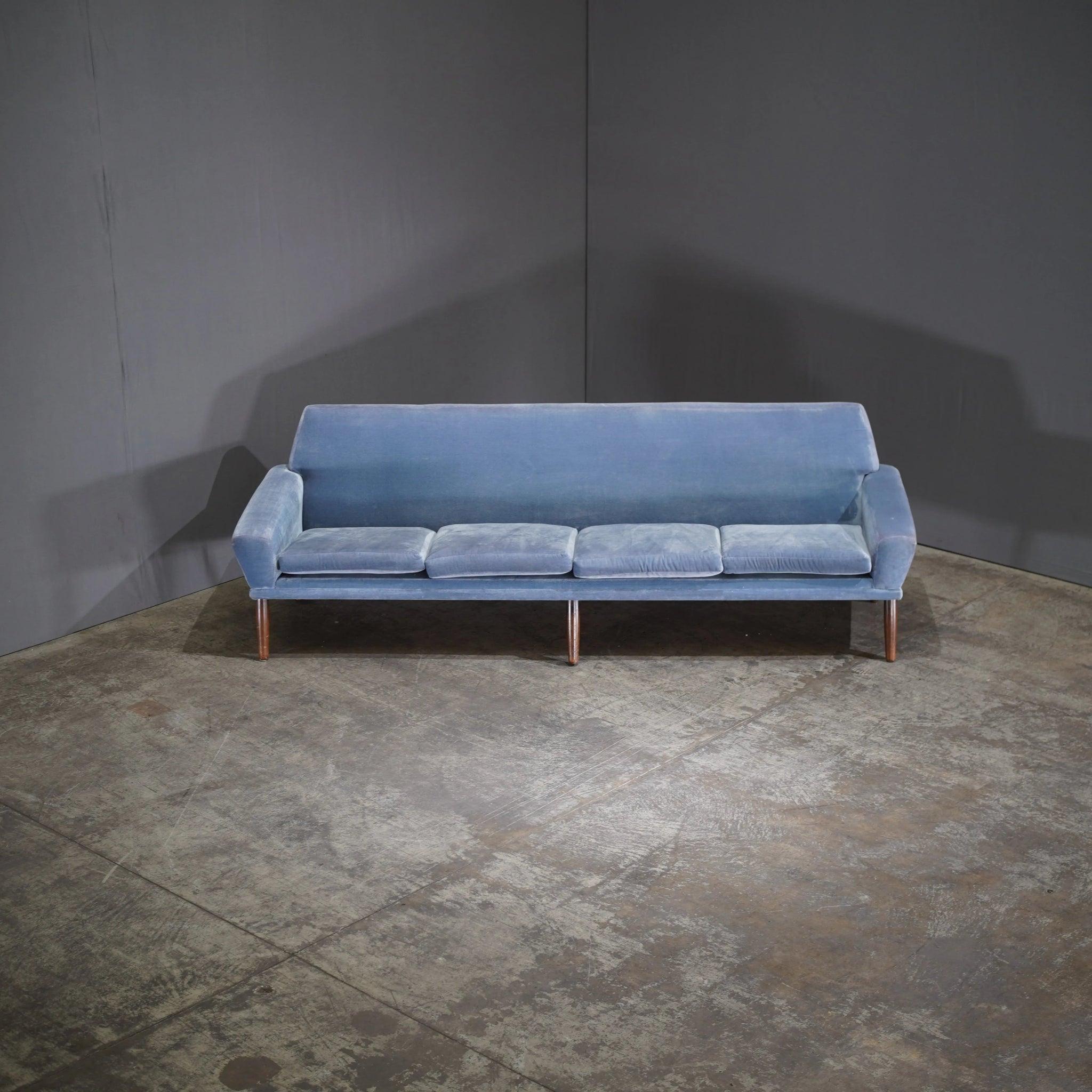 Velluto Divano a quattro posti Bramin Møbler in velluto blu di N.A. Jørgensens in vendita