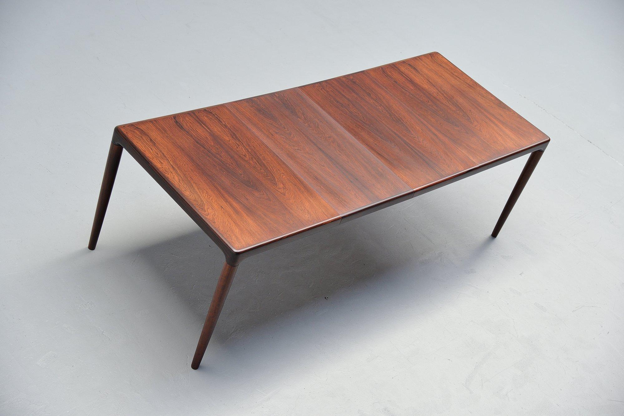 Very nice Minimalist dining table designed and manufactured by Bramin, Denmark 1960. This rosewood dining table has a very nice and warm rosewood color. The table is extendable using the 2 extenstion leafs. Very nice functional large dining table.