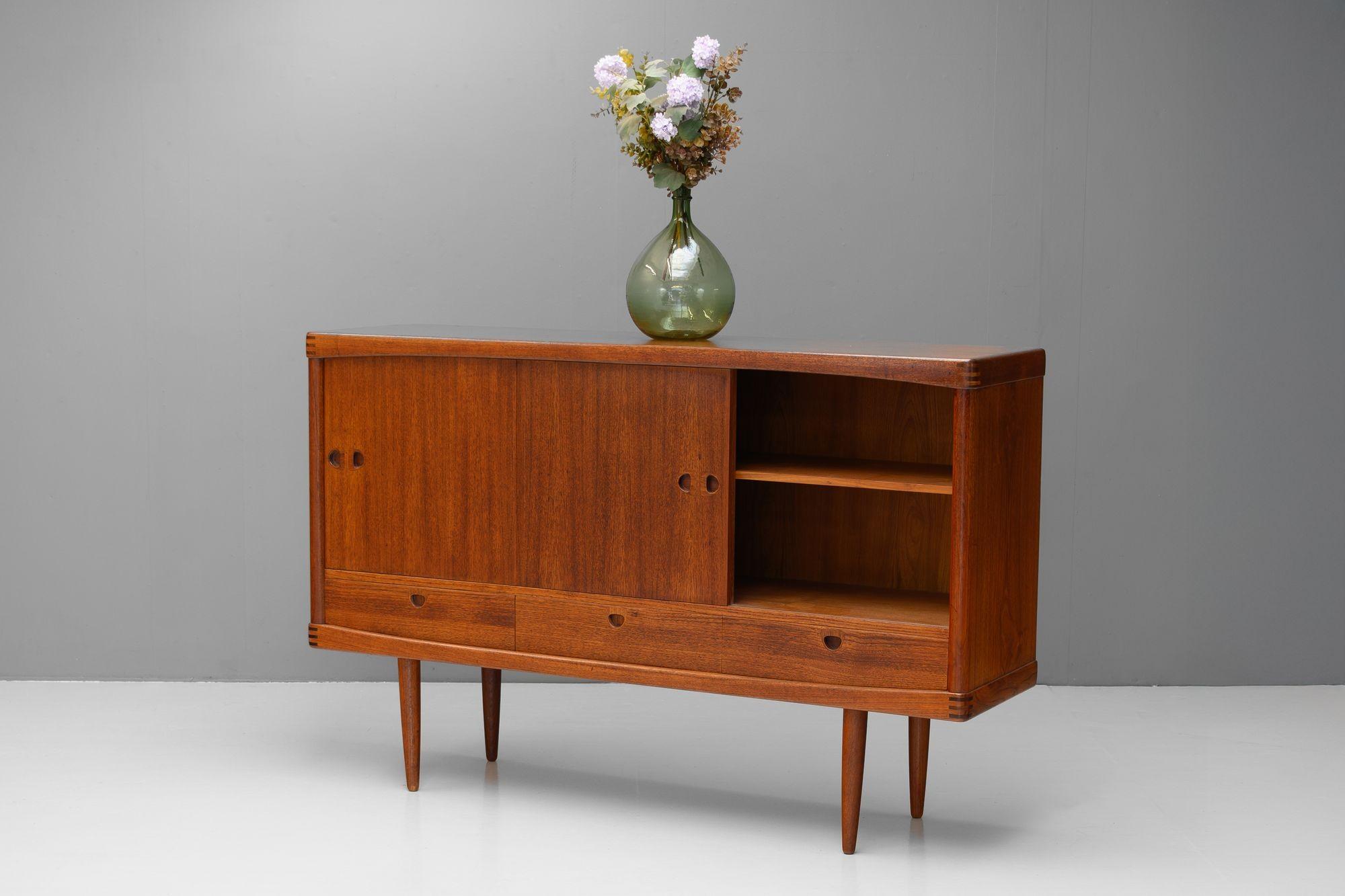 Fantastic sideboard designed by HW Klein and manufactured by Bramin. Two sliding doors reveal two shelved cupboards above three drawers. Denmark circa 1960.


H 110cm x W 170cm x D 45cm