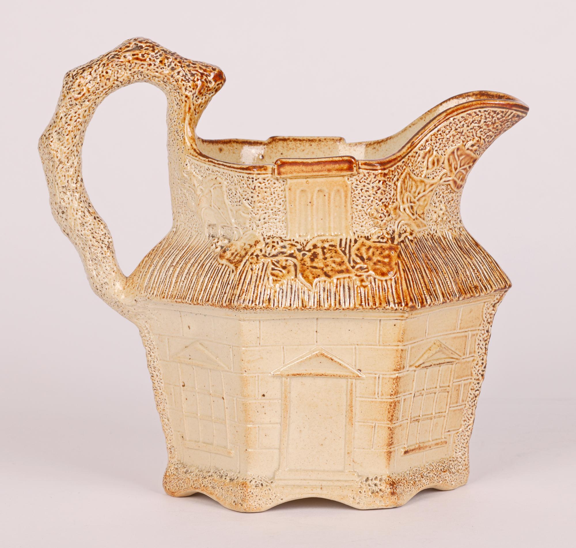 Vernissé Brampton - Grande cruche de table anglaise rare en forme de cottage, émaillée au sel et datant de l'époque médiévale en vente