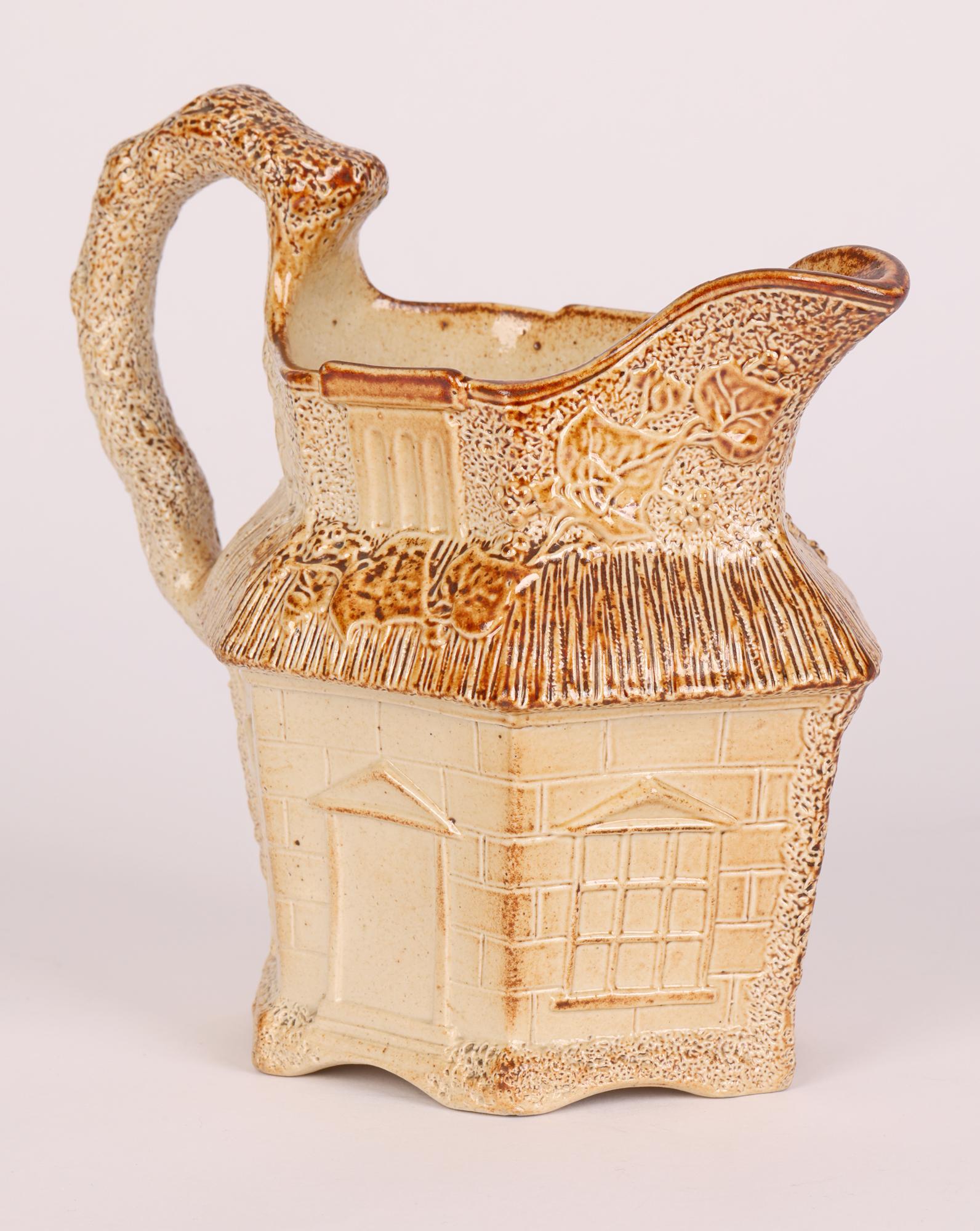 Début du XIXe siècle Brampton - Grande cruche de table anglaise rare en forme de cottage, émaillée au sel et datant de l'époque médiévale en vente