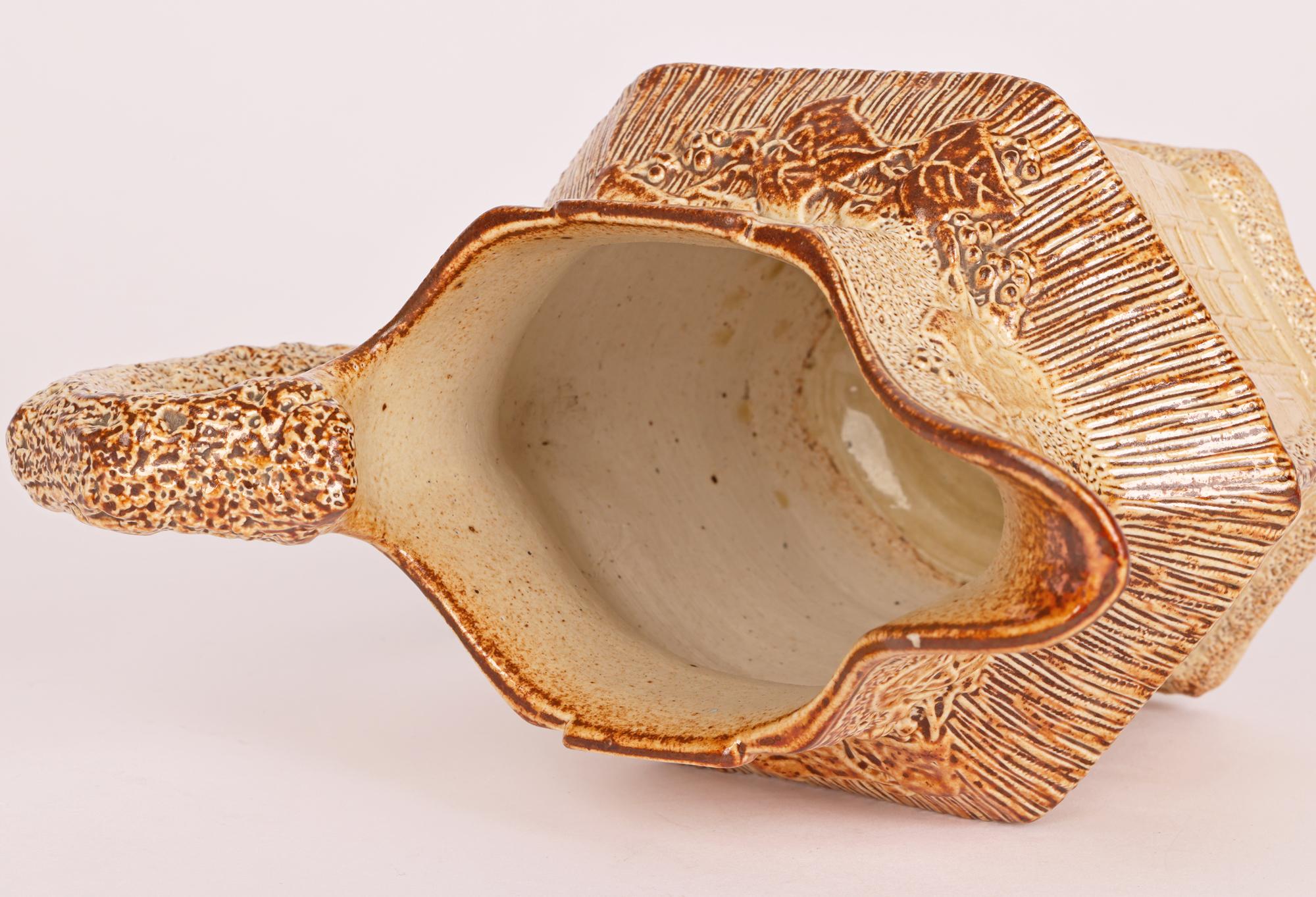 Grès Brampton - Grande cruche de table anglaise rare en forme de cottage, émaillée au sel et datant de l'époque médiévale en vente