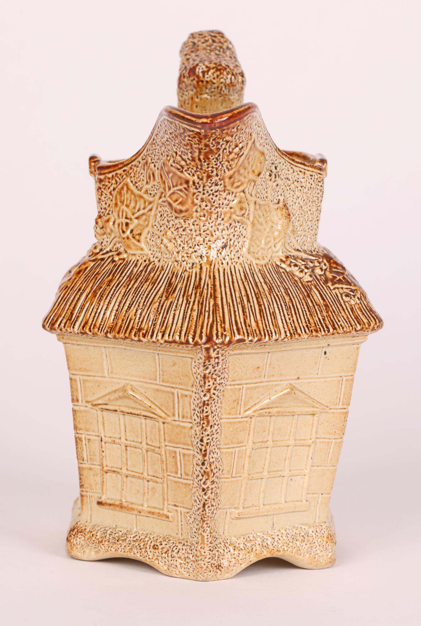 Brampton - Grande cruche de table anglaise rare en forme de cottage, émaillée au sel et datant de l'époque médiévale en vente 1