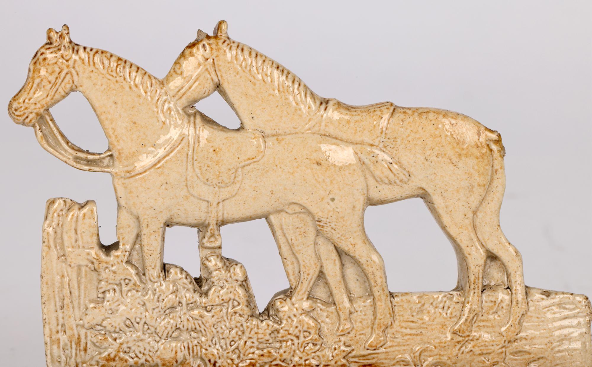 Ein charmantes, ungewöhnliches und seltenes antikes englisches Brampton-Salzglasur-Modell zweier gesattelter Pferde aus den Jahren um 1830/40. Das Modell aus Steingut zeigt die eng nebeneinander stehenden Pferde, die auf einem massiven rechteckigen