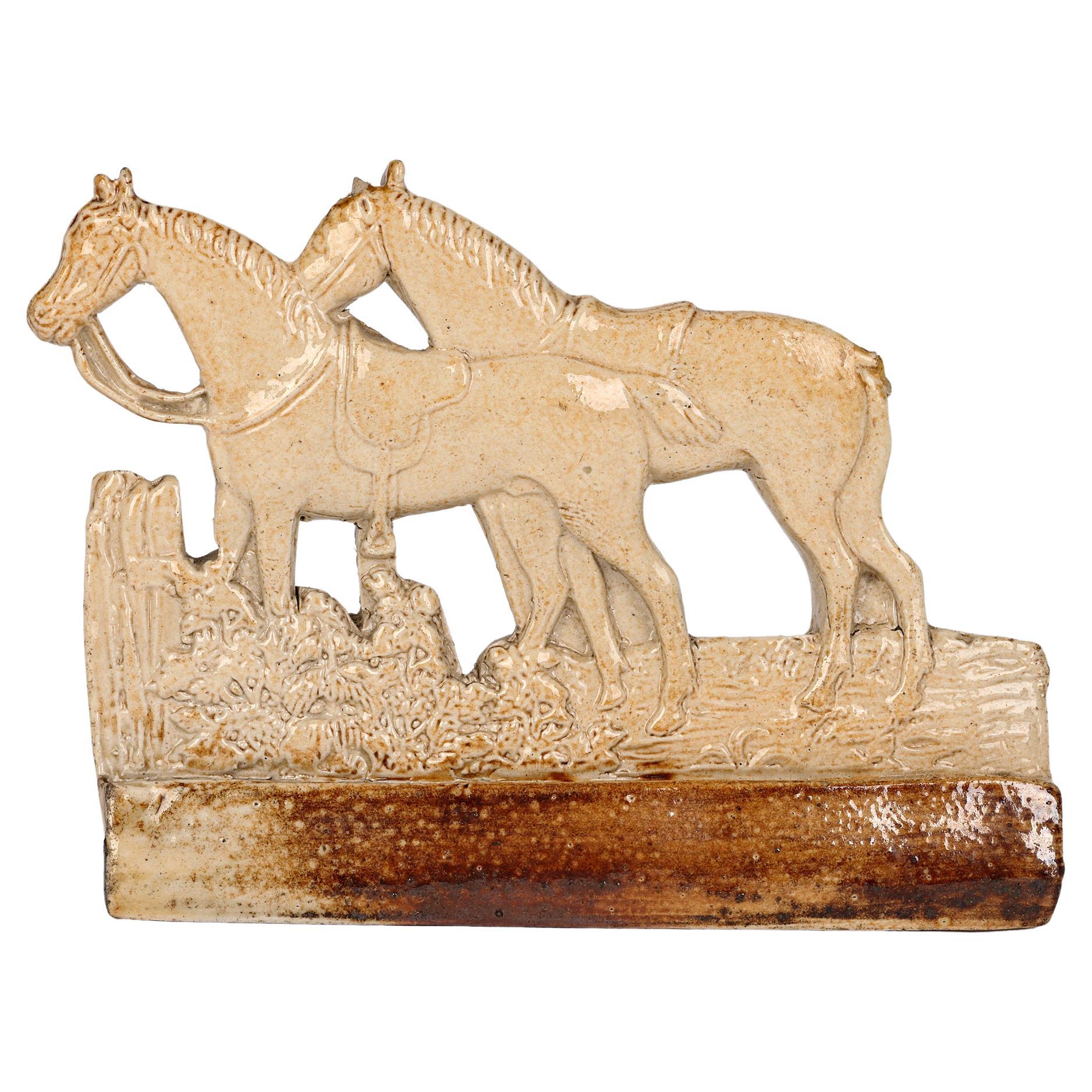 Modèle rare de deux chevaux à selle Brampton en grès émaillé au sel en vente