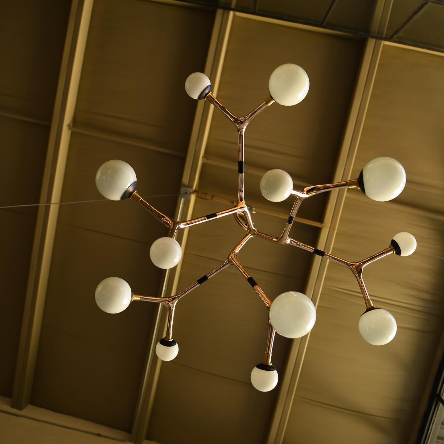 Lampada a sospensione Branch 12 in vetro fumé e bronzo di Isabel Moncada In condizioni Nuovo in vendita a Geneve, CH