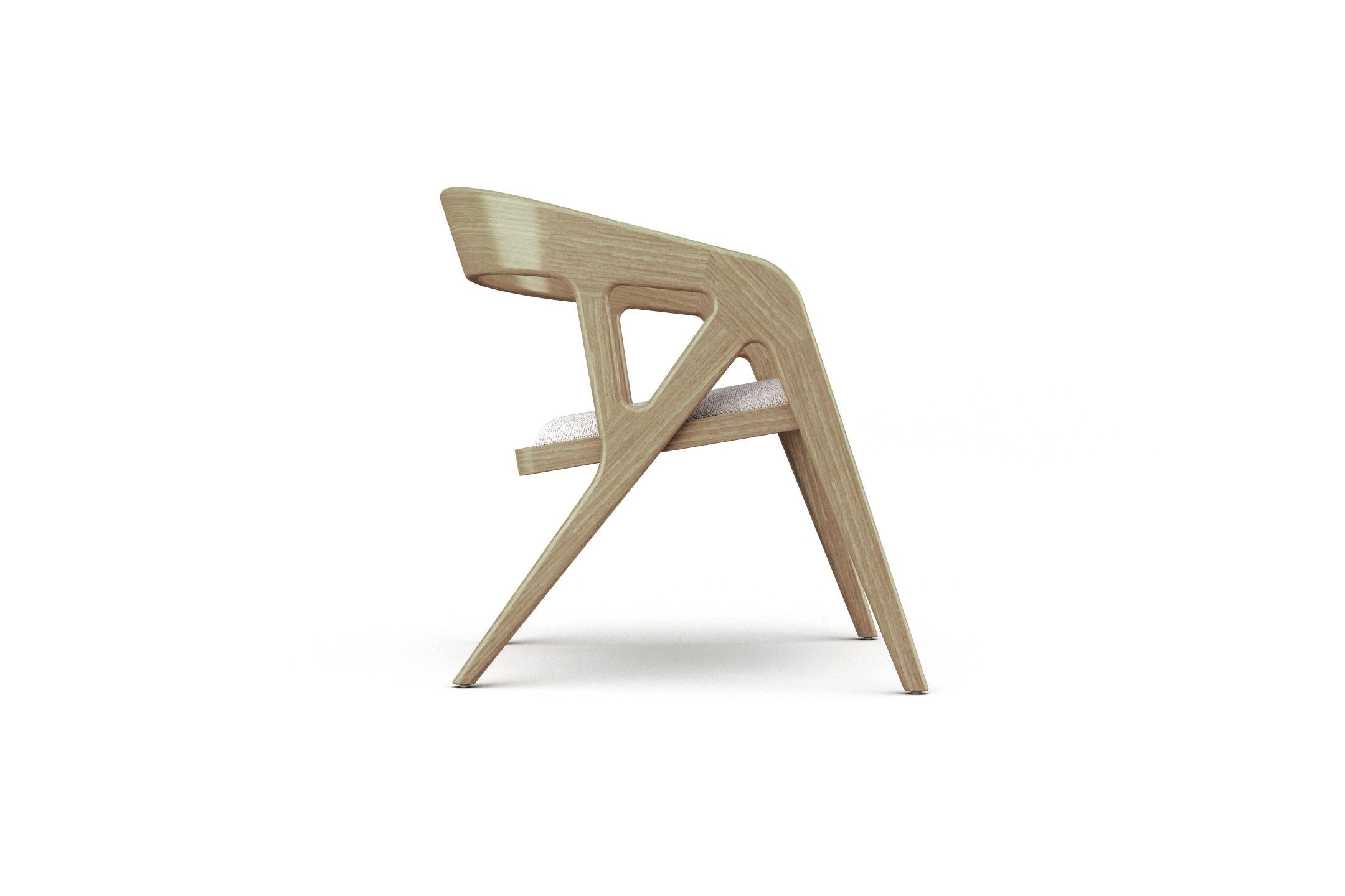 La forme organique du fauteuil Branch a été conçue pour s'inspirer de ses racines naturelles, ramenant ainsi un peu de l'extérieur dans nos maisons. Sa structure est façonnée en bois massif courbé avec une assise rembourrée qui peut être