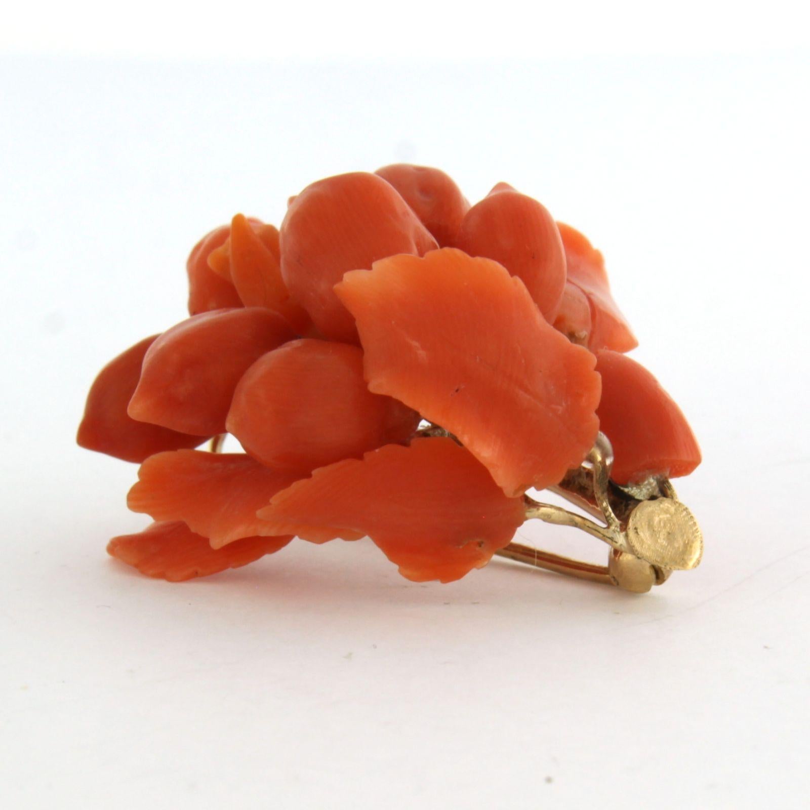 10k yellow gold branch brooch with coral

Detailed description

the size of the brooch is 3.8 cm by 3.1 cm wide and 1.8 cm high

weight 8.9 grams

set with

- 15 x various sizes flower head shape and leaf shape cut coral

color red
purity
