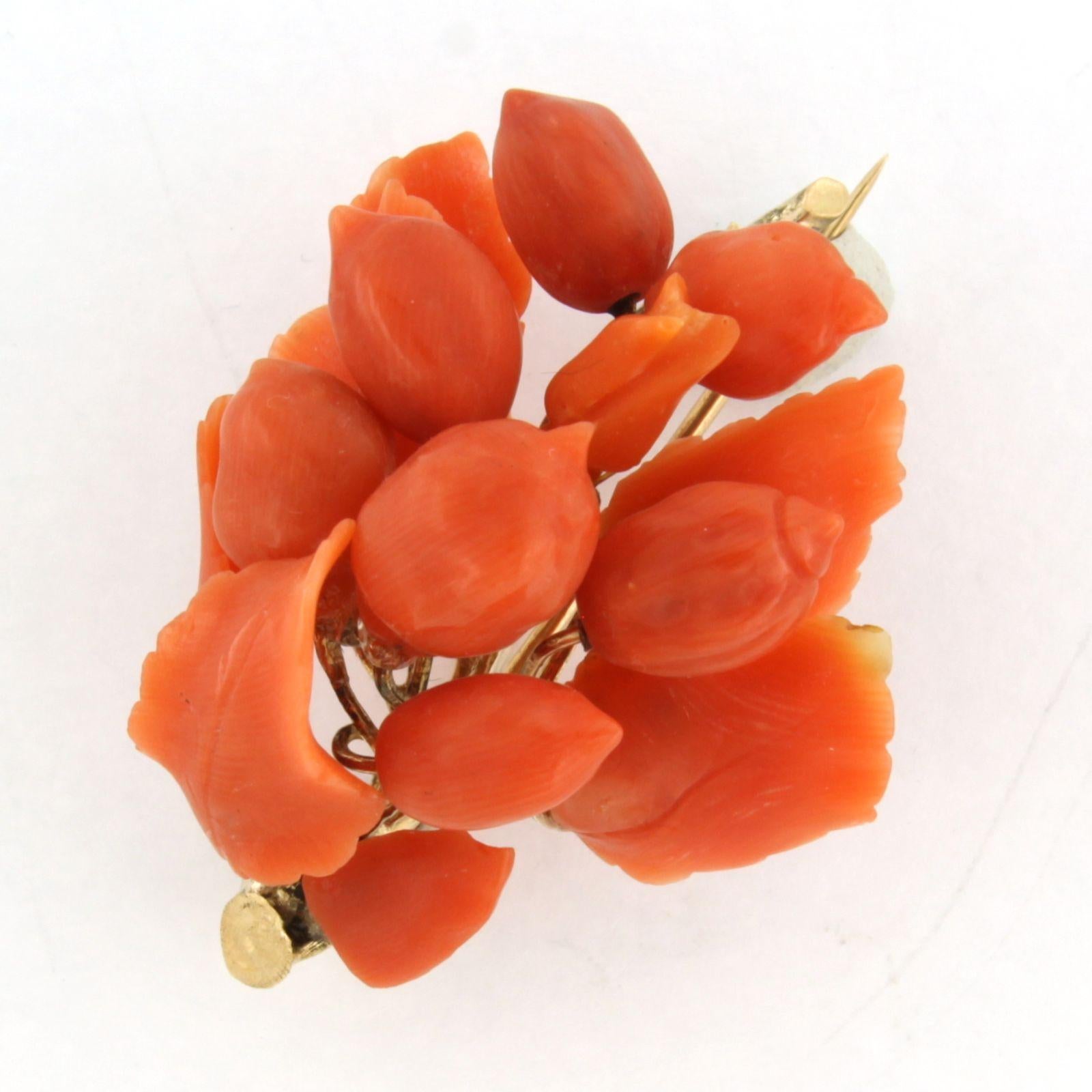 Branch brooch with coral 10k gold 8.9 grams In Excellent Condition For Sale In The Hague, ZH