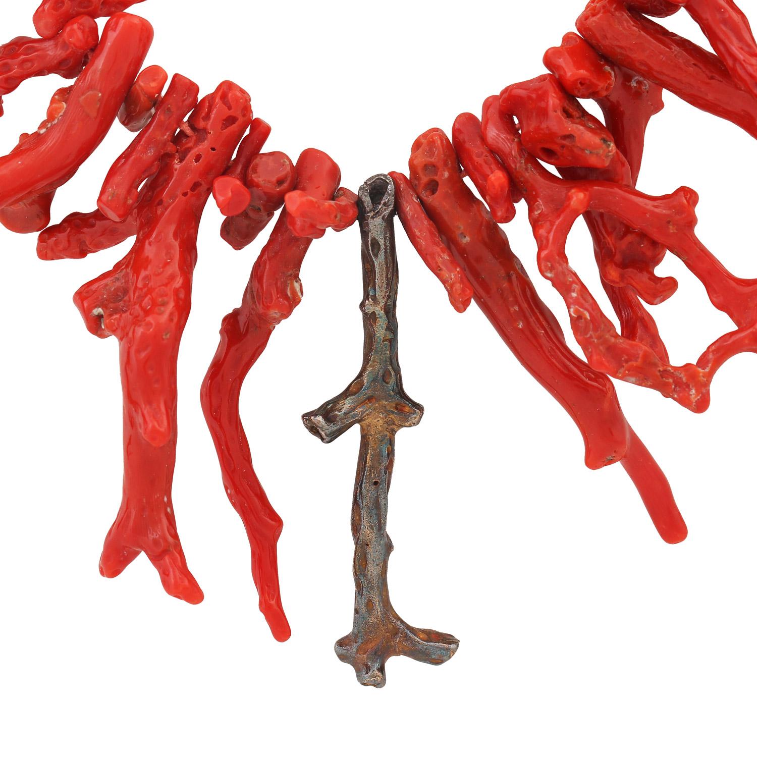 up to 7.5 cm, 1 silver branch, chain length approx. 61 cm, gilded silver clasp, 2nd half of the 20th century, signs of wear, 1 broken branch (loosely attached).

 Necklace made of branch coral up to 7.5 cm, 1 branch made of silver, necklace L: ca.