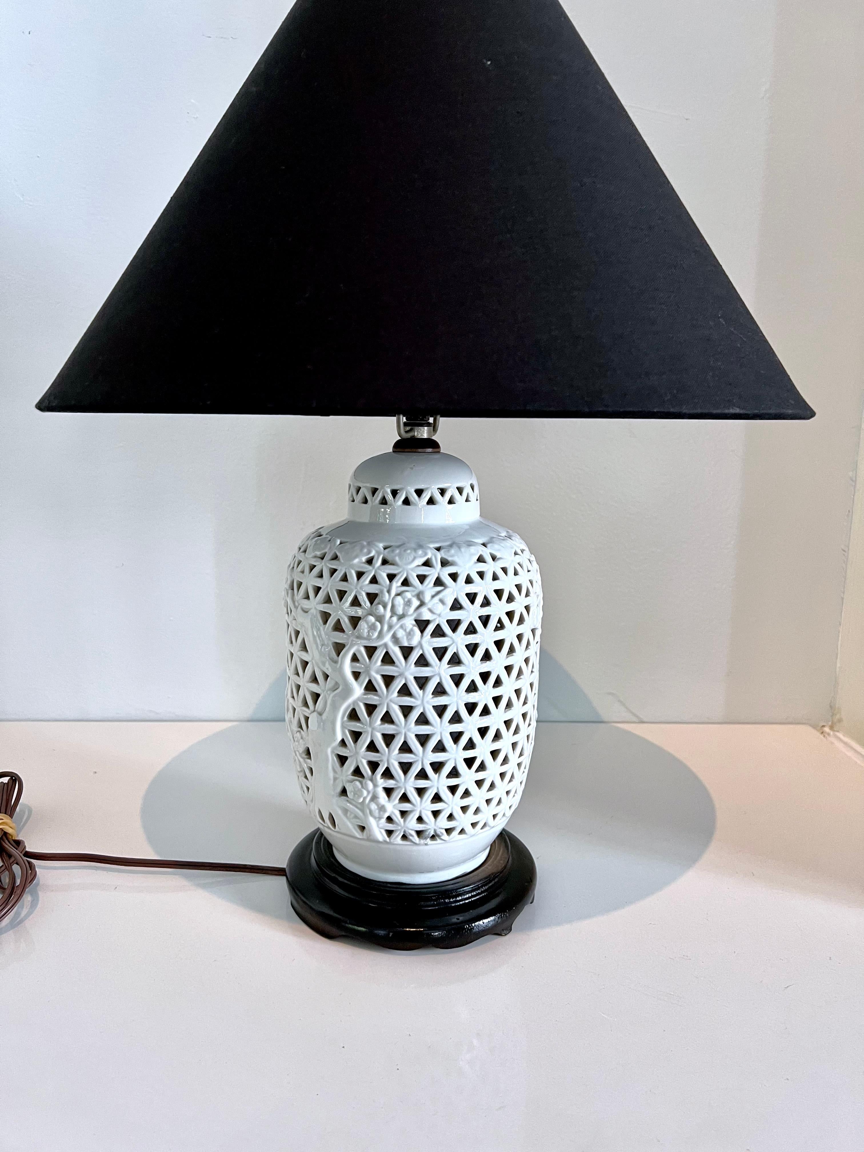 Art nouveau Lampe de style chinoiseries Blanc de Chine avec branche et abat-jour en lin noir en vente