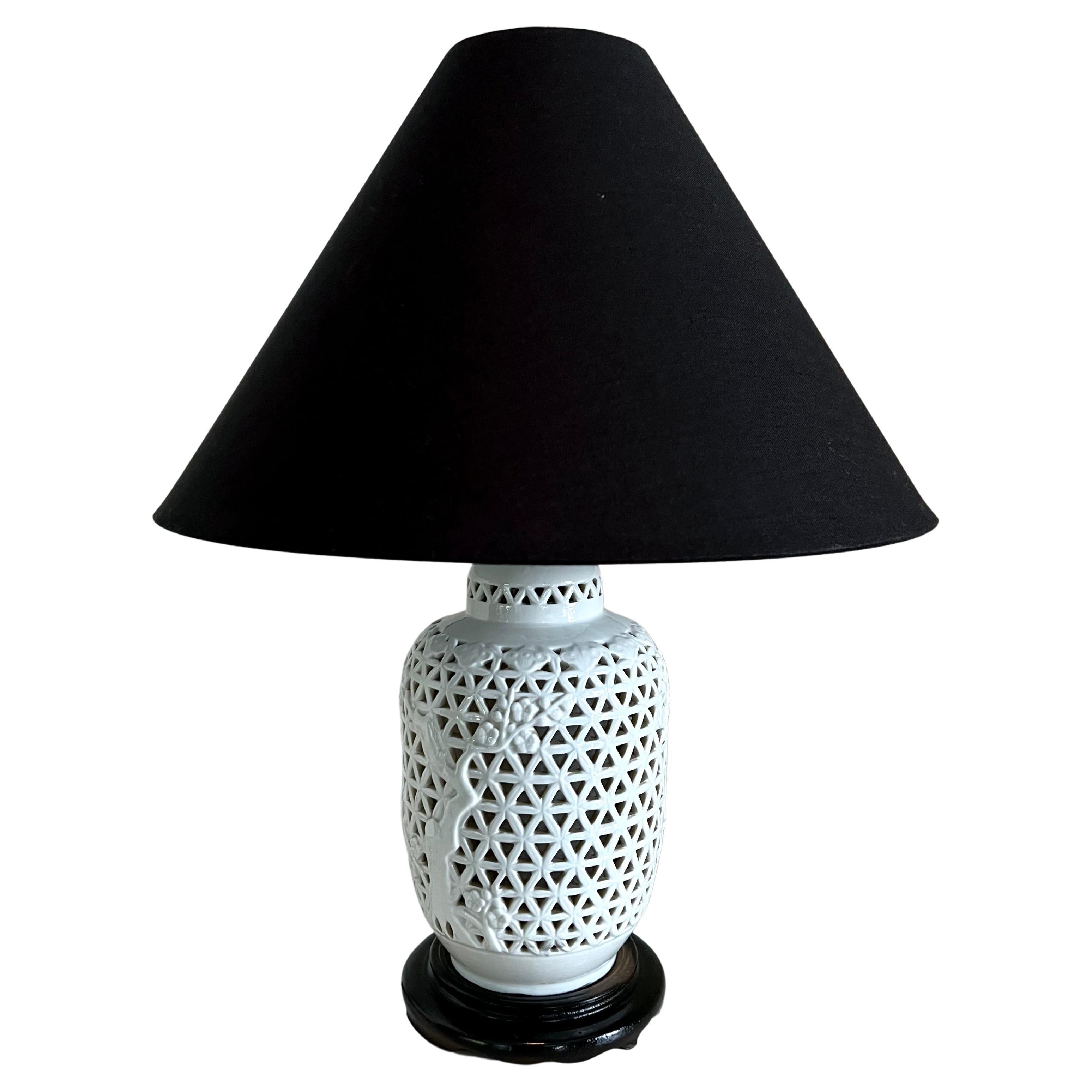 Lampe de style chinoiseries Blanc de Chine avec branche et abat-jour en lin noir en vente