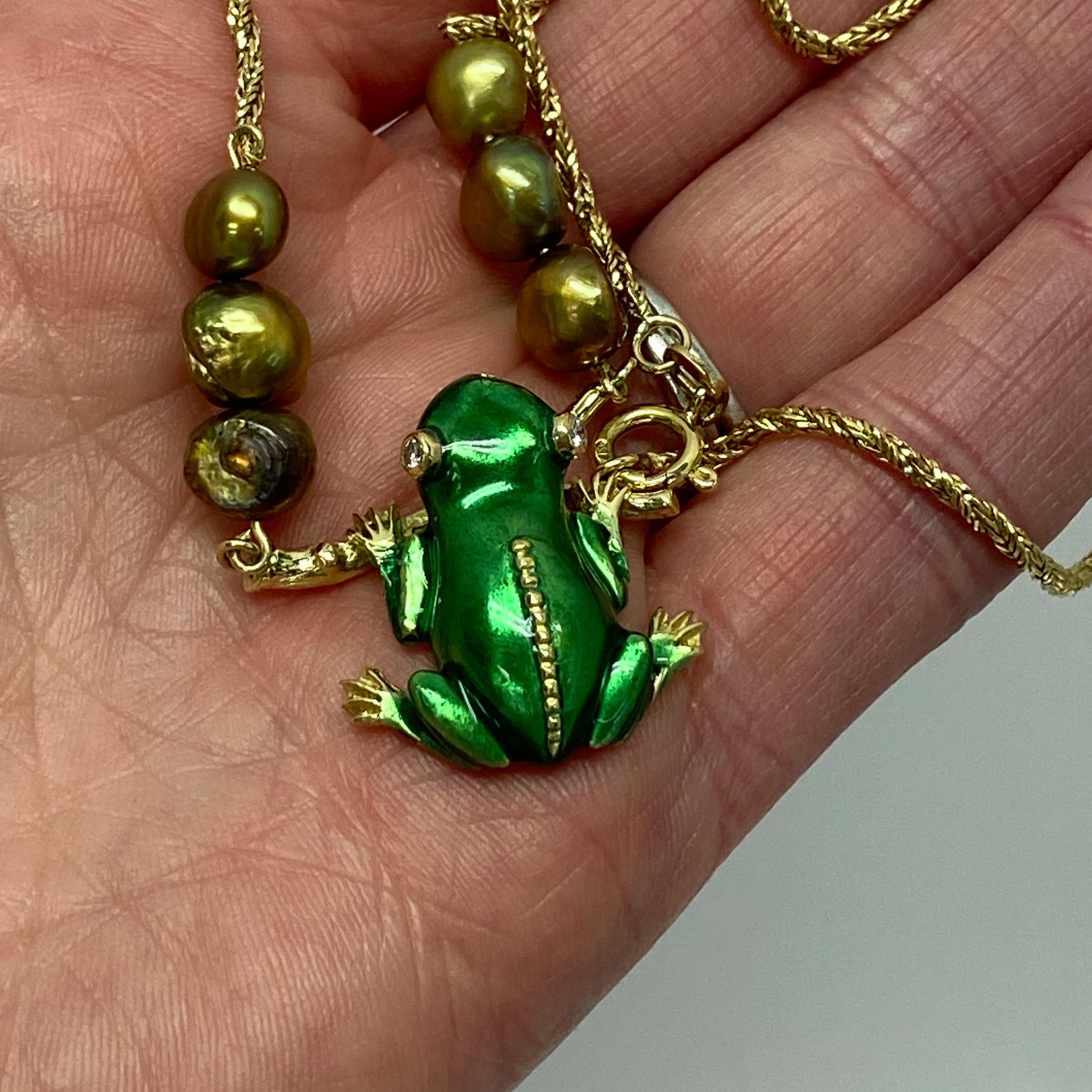„Branch Manager“ Emaille-Halskette mit Frosch-Anhänger aus 18 Karat Gold im Angebot 6