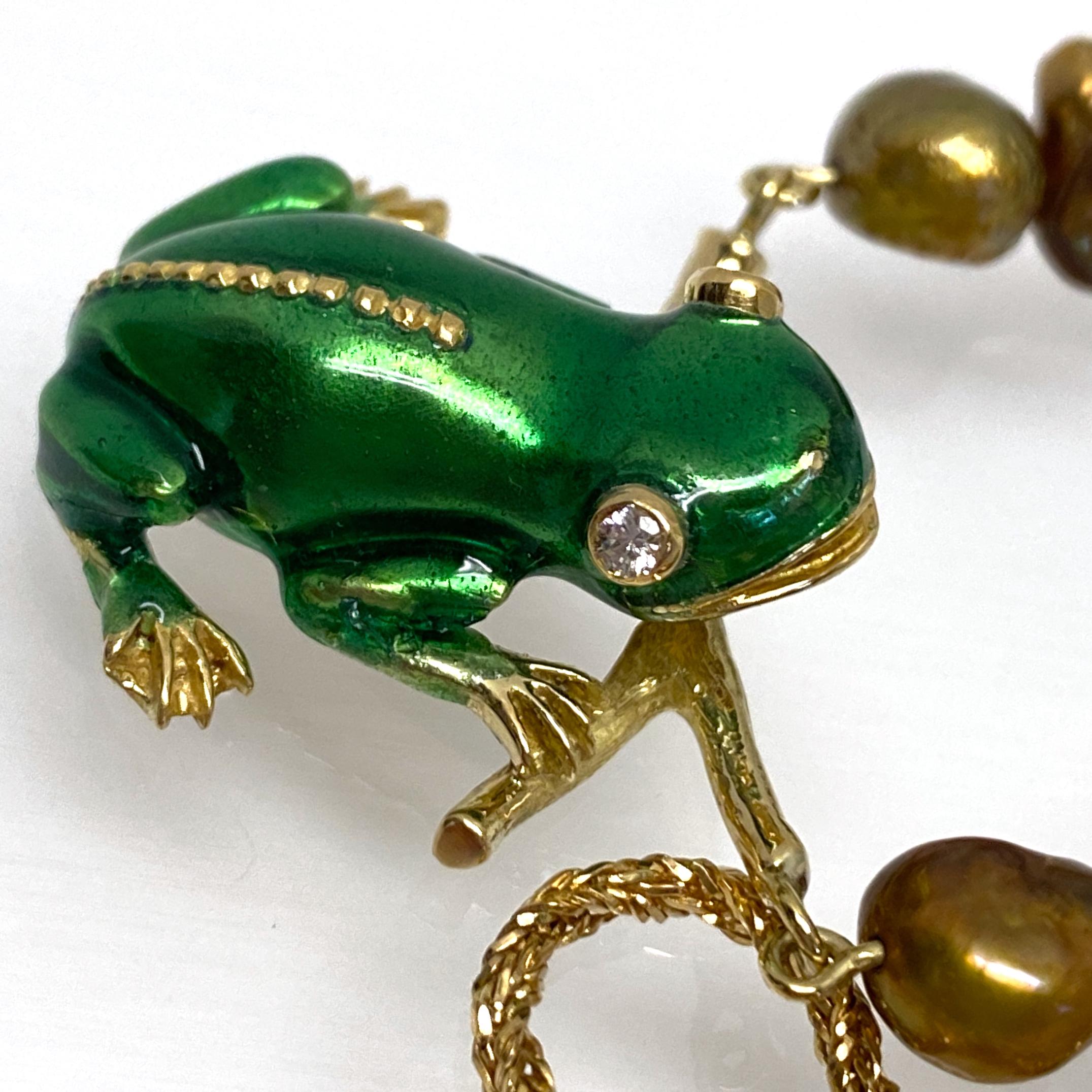 „Branch Manager“ Emaille-Halskette mit Frosch-Anhänger aus 18 Karat Gold im Zustand „Gut“ im Angebot in Sherman Oaks, CA
