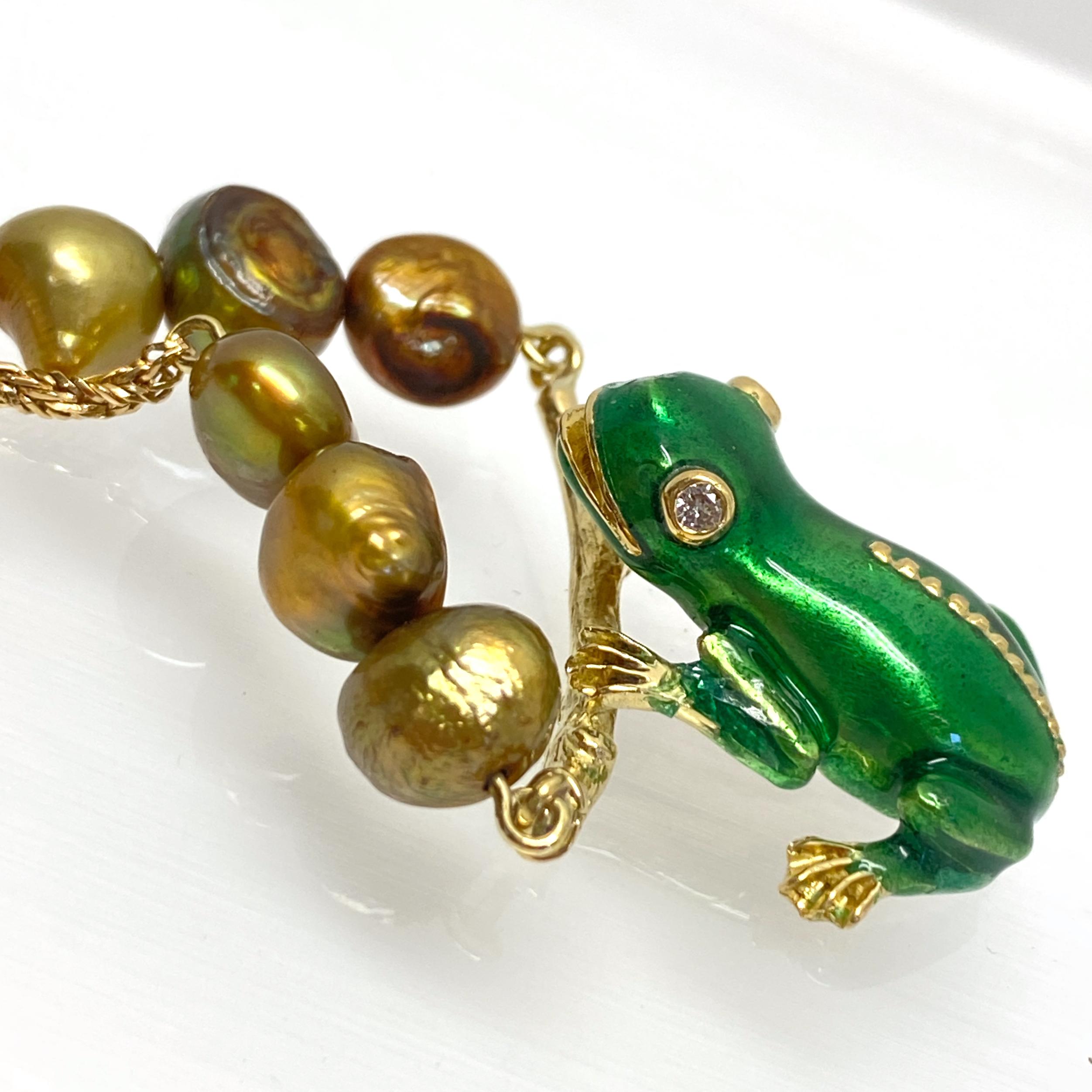 „Branch Manager“ Emaille-Halskette mit Frosch-Anhänger aus 18 Karat Gold im Angebot 2