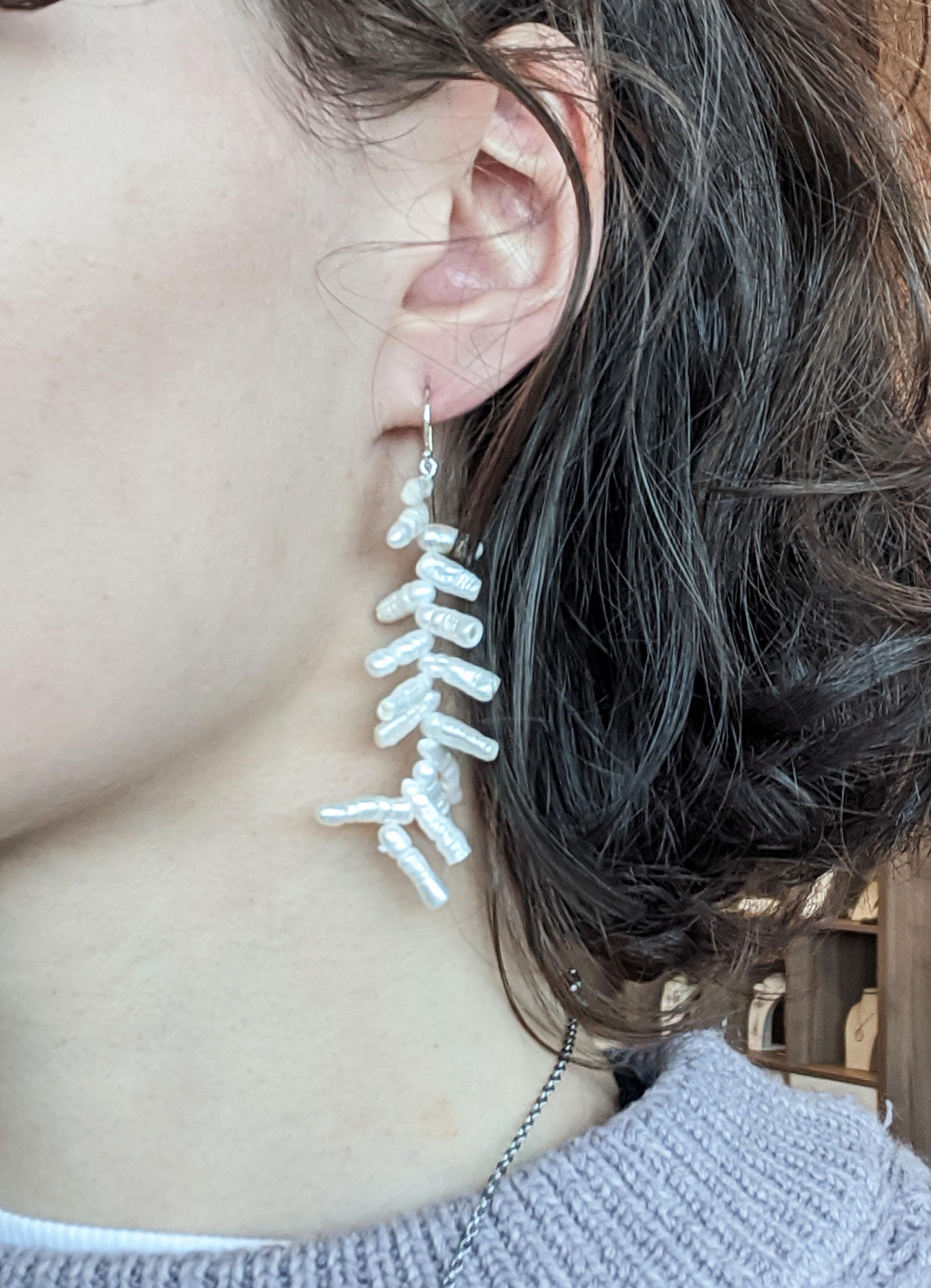 Contemporain Pendants d'oreilles en perles de branche avec crochets de berger en argent sterling en vente