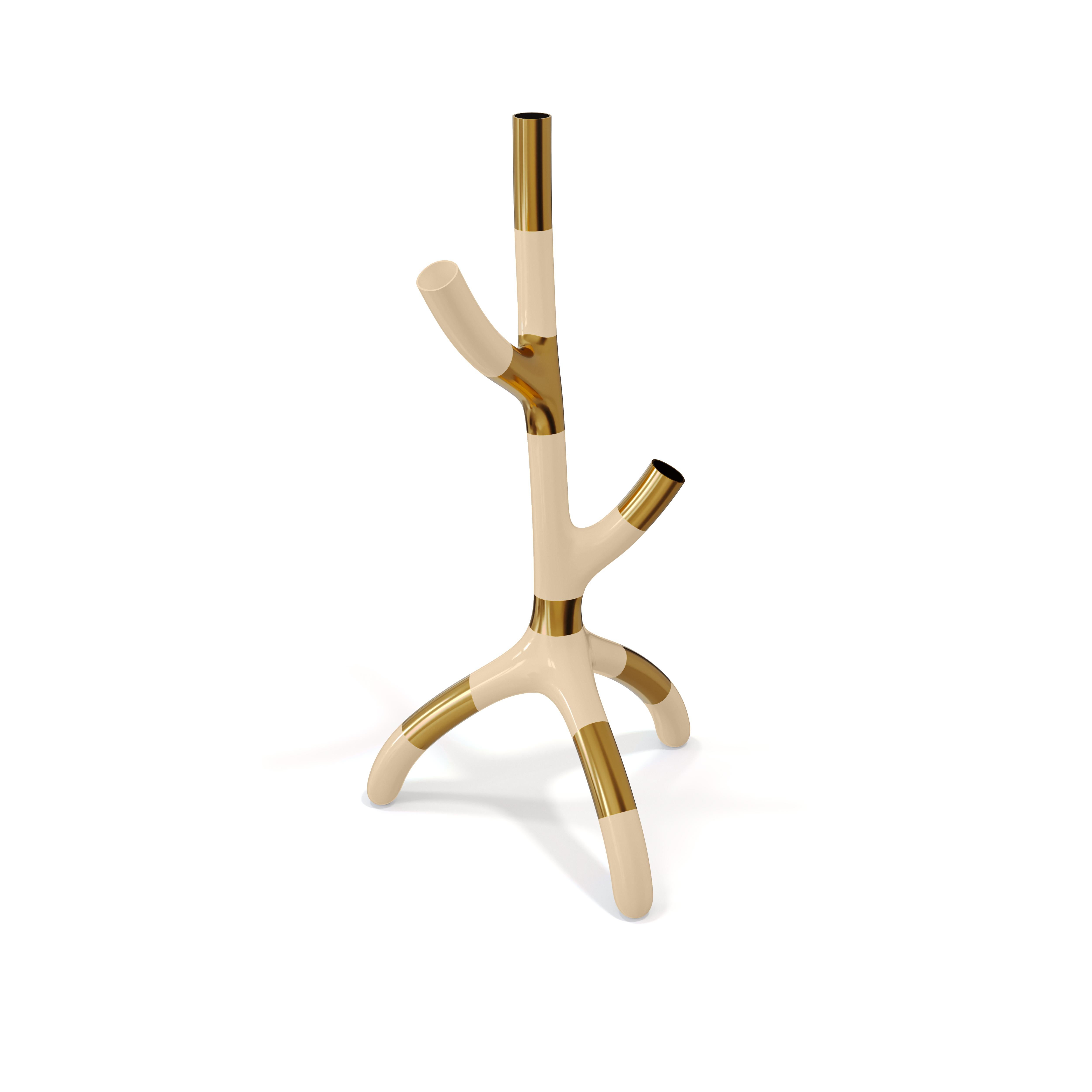 Le forme fluide di un ramo compongono lo splendido vaso Branch, realizzato in ottone puro con un elegante intarsio in resina color avorio.

Per le sue creazioni di debutto, Marcantonio ha introdotto 
