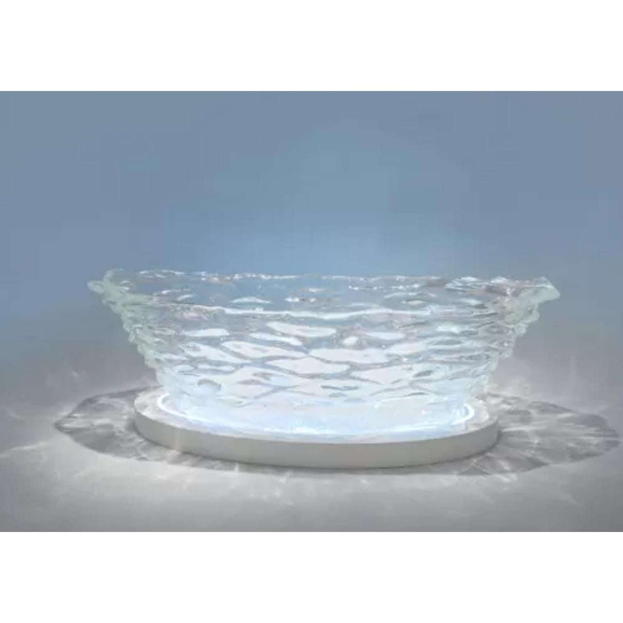 Deléitate con la esencia de la naturaleza con la Bañera de Cristal Ramificado, una pieza de lujo magistralmente elaborada y diseñada para evocar la tranquilidad de los arroyos que fluyen por las montañas. El material de cristal transparente de la