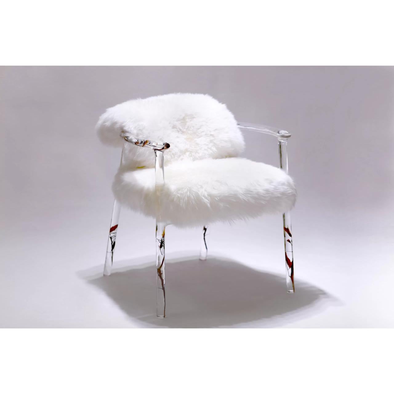 Plongez dans la sérénité de la nature avec la chaise Branched Crystal Chieftain, une luxueuse pièce artisanale qui fusionne la beauté de la nature avec un design intemporel. La structure en acrylique mélangé à du cristal met en valeur une