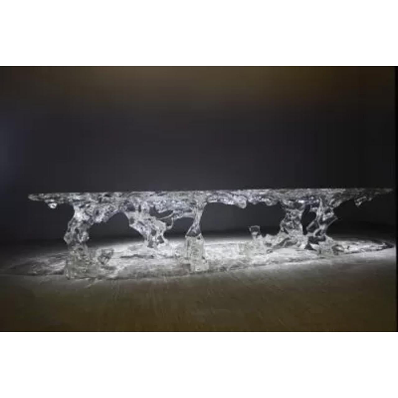 La Branched Master Table est un design époustouflant, en édition limitée, qui transforme instantanément n'importe quelle pièce en un sanctuaire d'élégance et de luxe moderne. Fabriquée en acrylique durable mélangé à du cristal, cette table fait