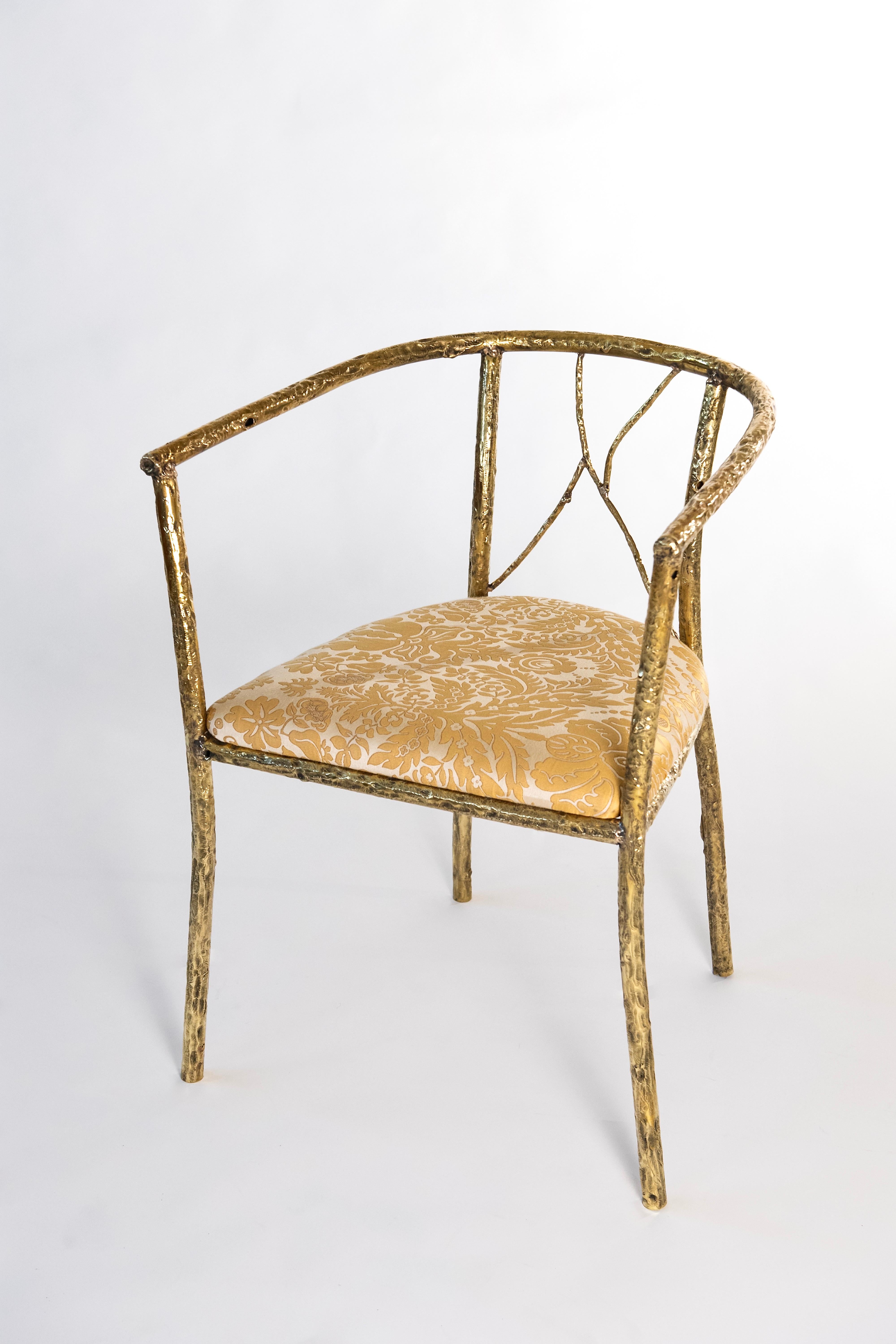 Branches chair by Samuel Costantini.
Entirely handmade by the artist.
Edition 12 + 1 AP.
Measures: W 50 x D 50 x H 75 cm.
Materials: curved brass, welded and worked on flame then polished.

Like curved vine branches, the structure of the chair
