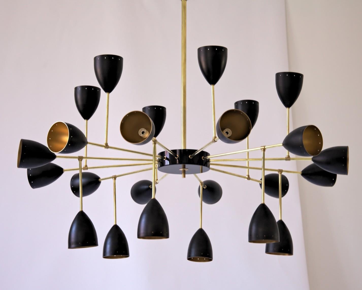 Courtney Branching Messing Kronleuchter Schwarz w/Gold innen Stilnovo Stil 24 Lights (Italienisch) im Angebot