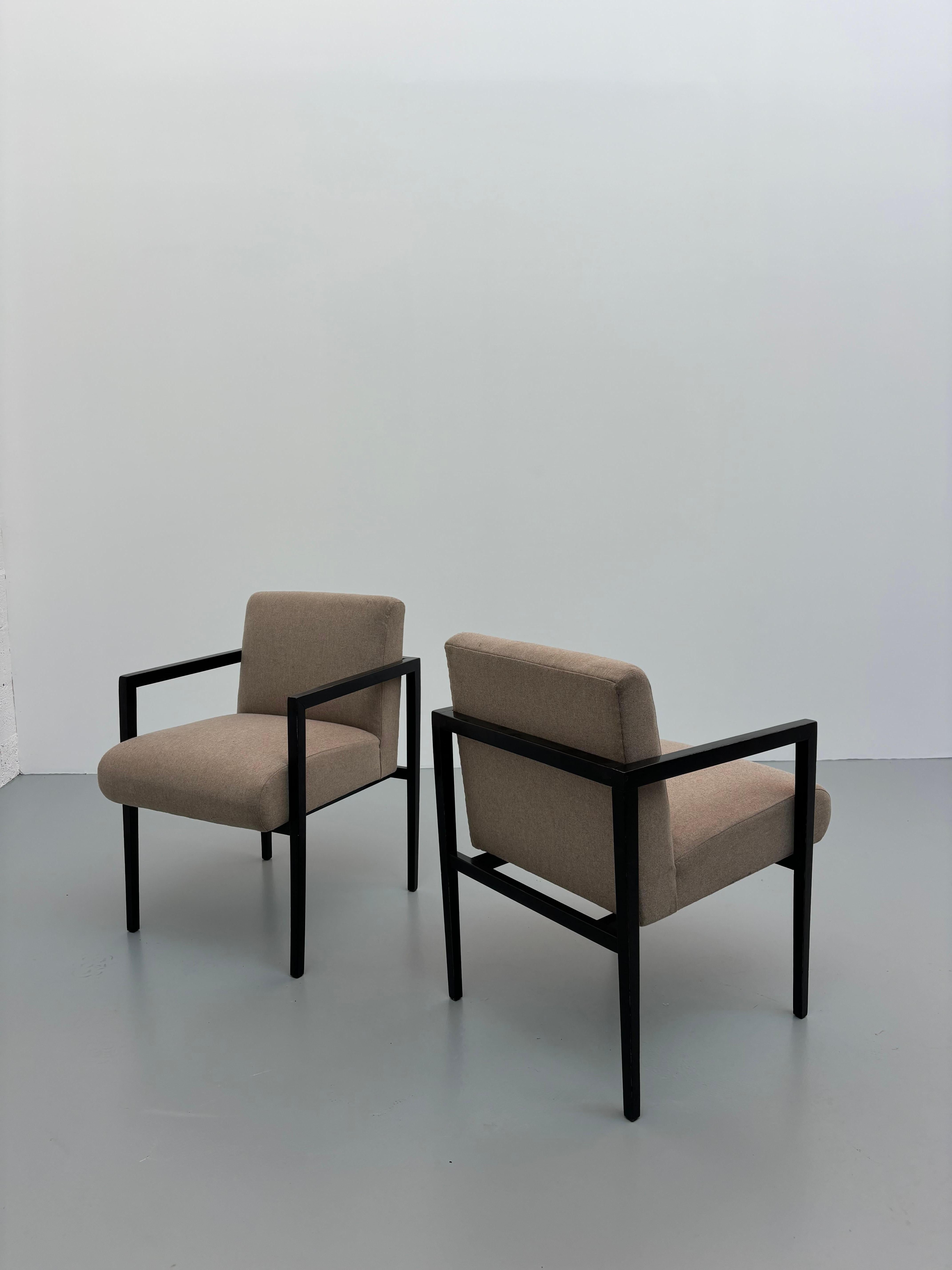 Branco & Preto (1952-1965)
Model n°R3
Pair of armchairs
Imbuia wood and fabric
Edited by Branco & Preto
Creation date: circa 1952
H 75 × L 62 × P 75 cm
Bibliography: Movel moderno no Brasil, Ed. Olhares, 2015, model illustrated p. 154