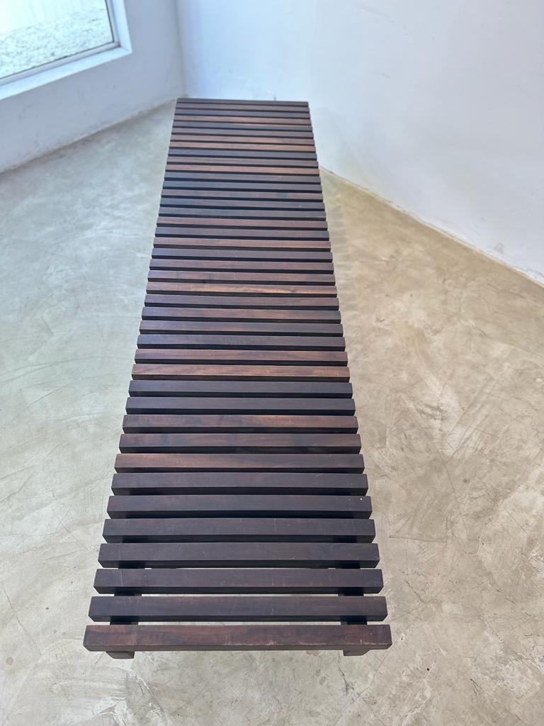 Branco & Preto. Mid-Century Modern Slatted Bench in Imbúia Wood In Good Condition For Sale In Sao Paulo, SP