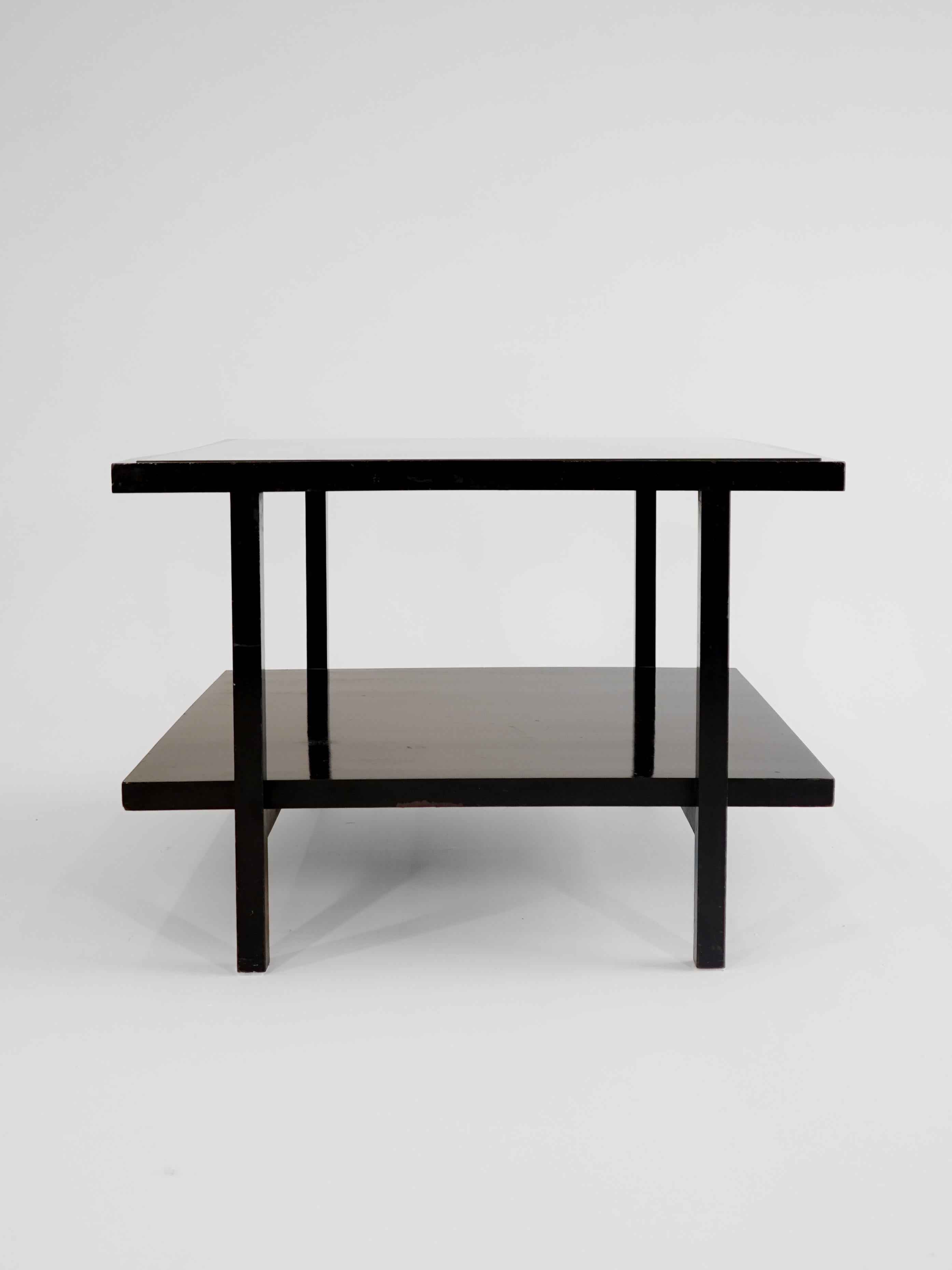 Eleganter modernistischer Beistelltisch, entworfen von Branco & Preto, São Paulo, um 1960. Die Struktur aus lackiertem Holz und die Glasplatte zeigen die raffinierte Einfachheit und die ausgewogenen Proportionen, die das brasilianische Design der