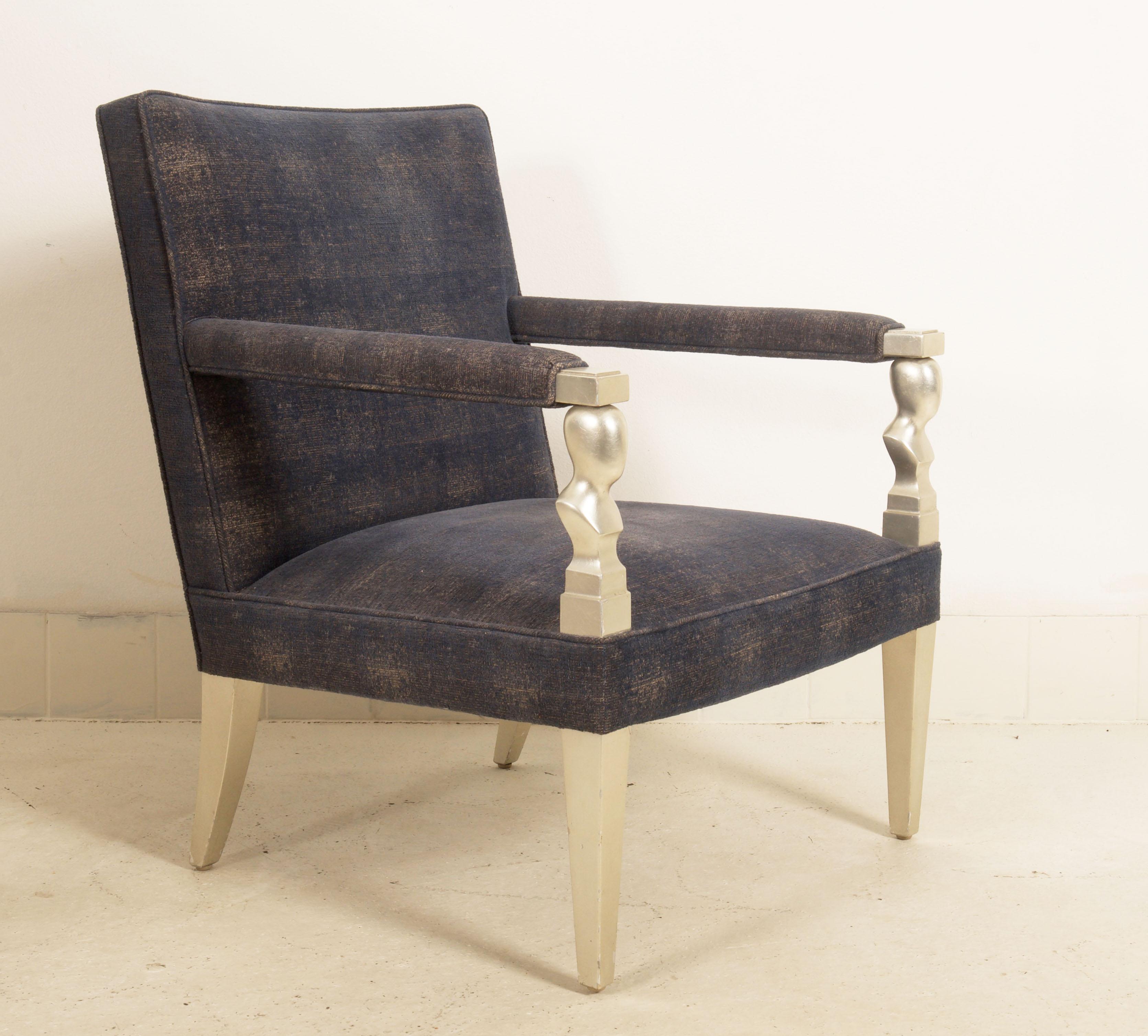 Cadre en bois de style Brancusi, recouvert d'un tissu bleu-argenté (gris). Conçu en 1980 par John Hutton pour Donghia. 
