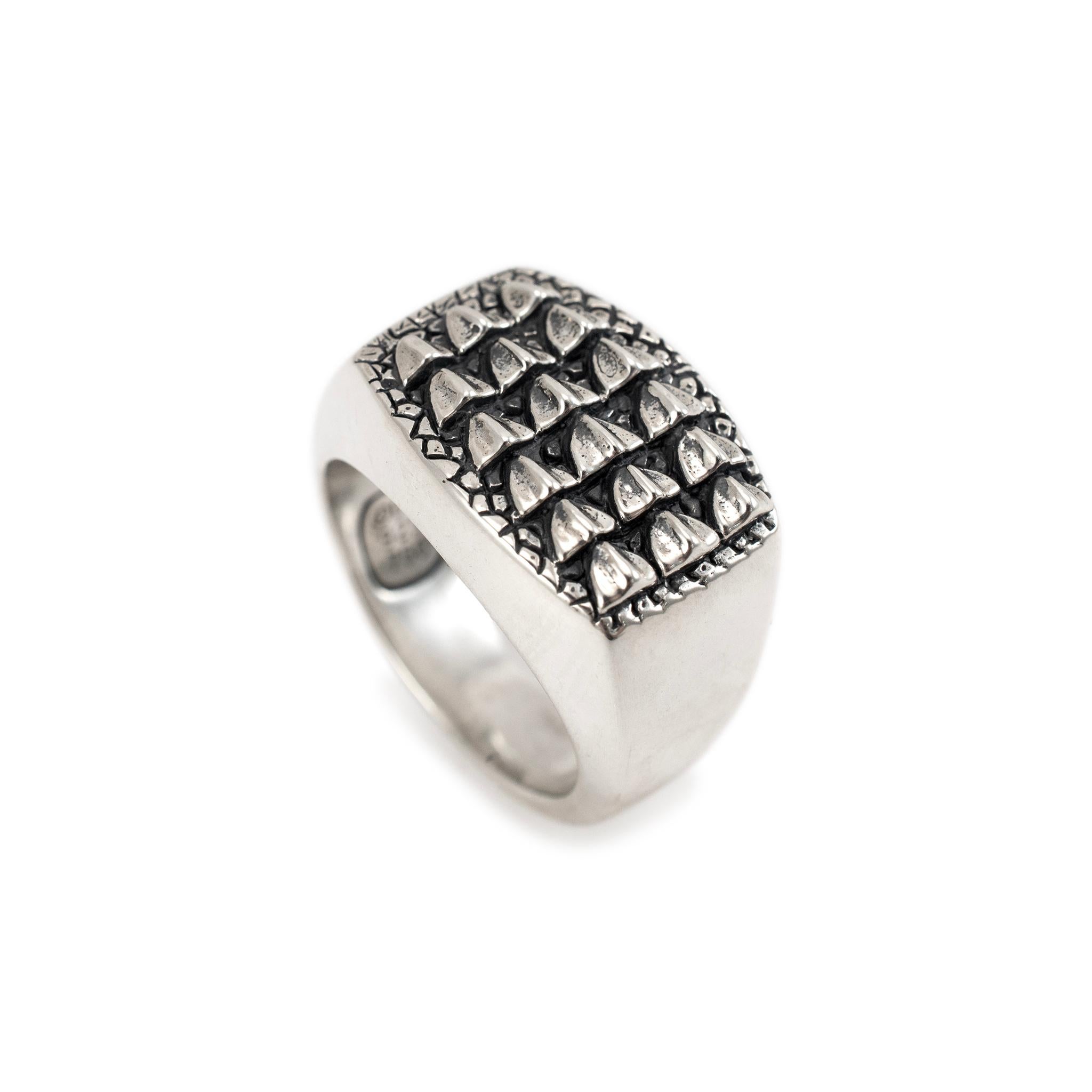 Marke: David Yurman

Geschlecht: Männer

Metall Typ: 18K Gelbgold & 925 Sterling Silber

Größe: 9,50

Breite: 16,00 mm, verjüngt auf 6,00 mm

Gewicht: 20,70 Gramm

Designer-Cocktailring für Herren aus strukturiertem und poliertem Silber und