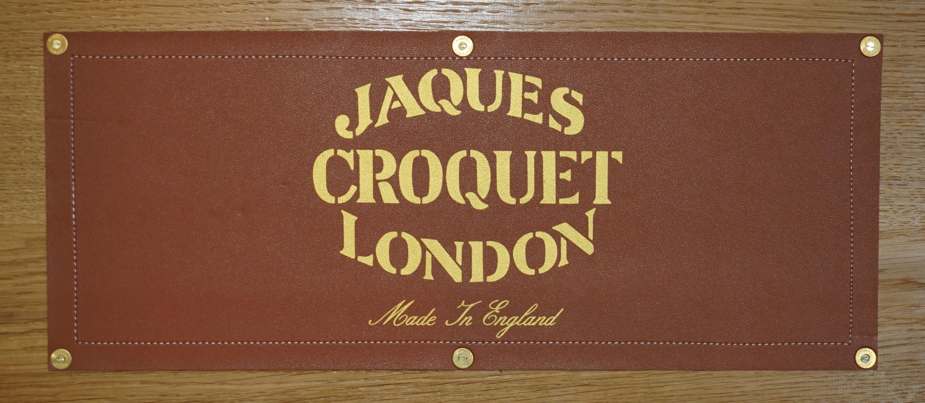 Royal House Antiques

Royal House Antiques freut sich, für die Familie, die alles hat, dieses brandneue, in der Originalkiste verpackte 2009 LTD Edition Jacques Championship Edition Croquet-Set zu verkaufen, UVP £5000

Ein wirklich atemberaubendes